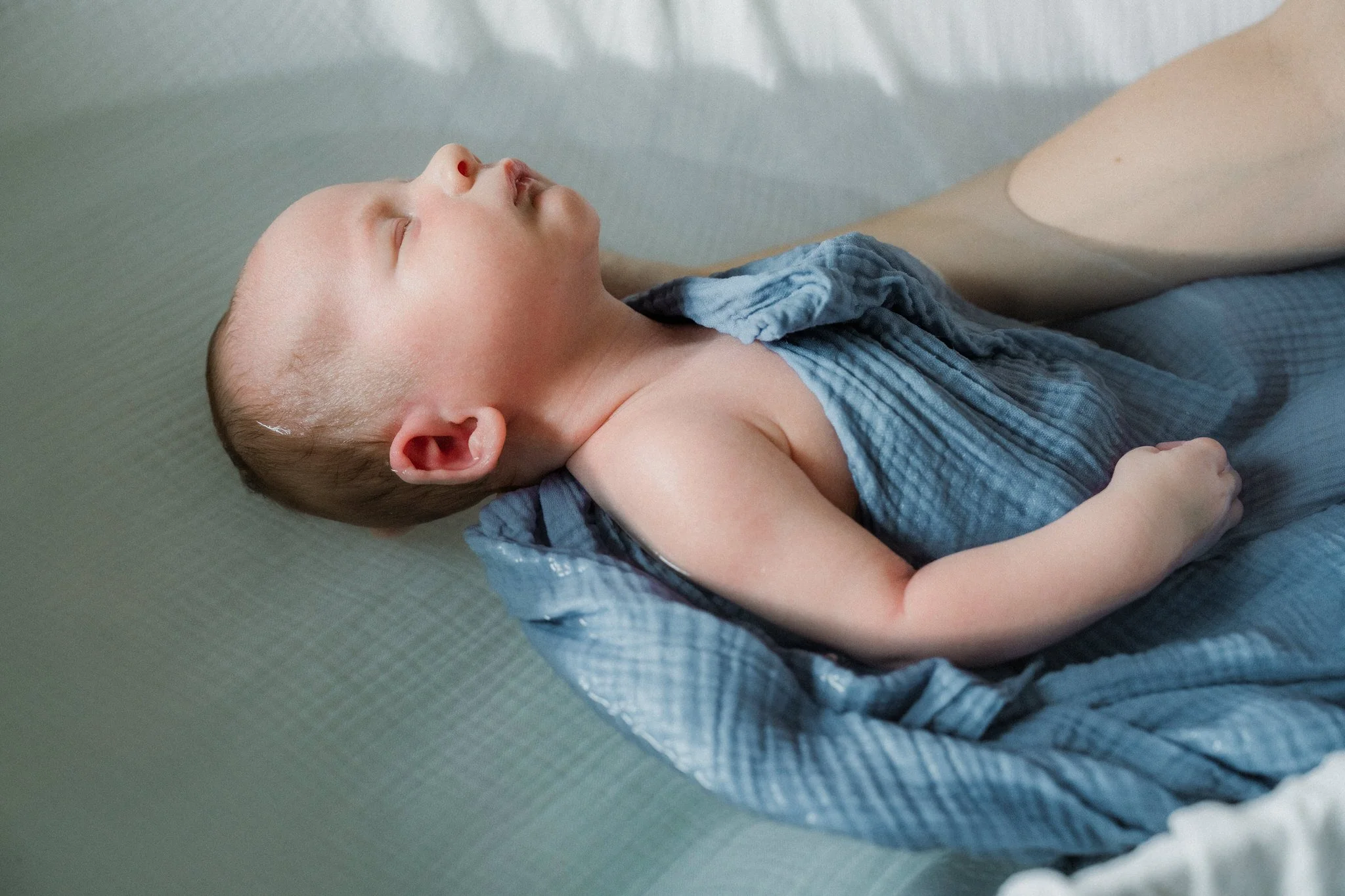 Bain thérapeutique bébé à Lyon : le bain de Noé en images