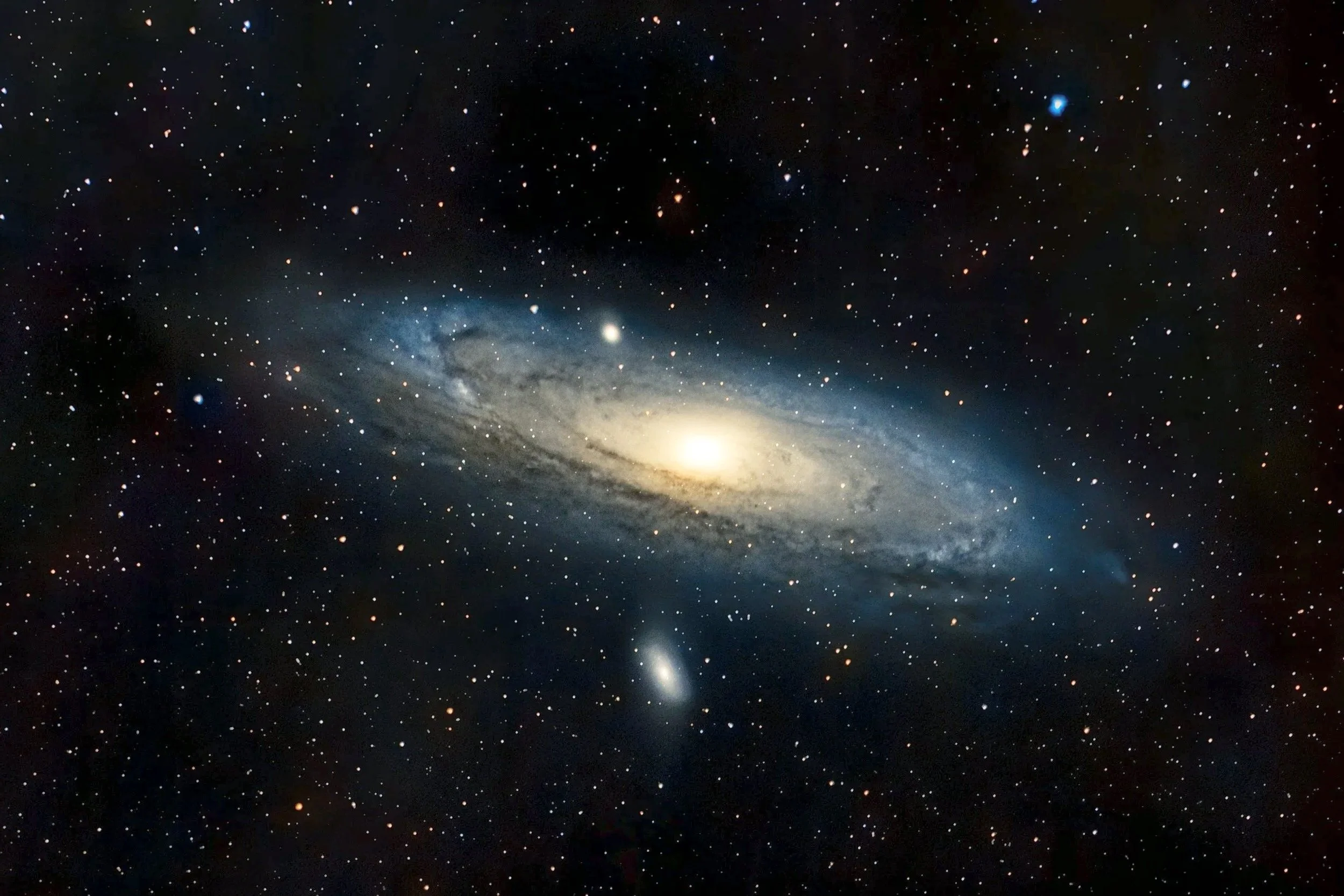 Bild eines fernen Universums mit einer spiralförmigen Galaxie, umgeben von Sternen und anderen Galaxien im Weltraum.