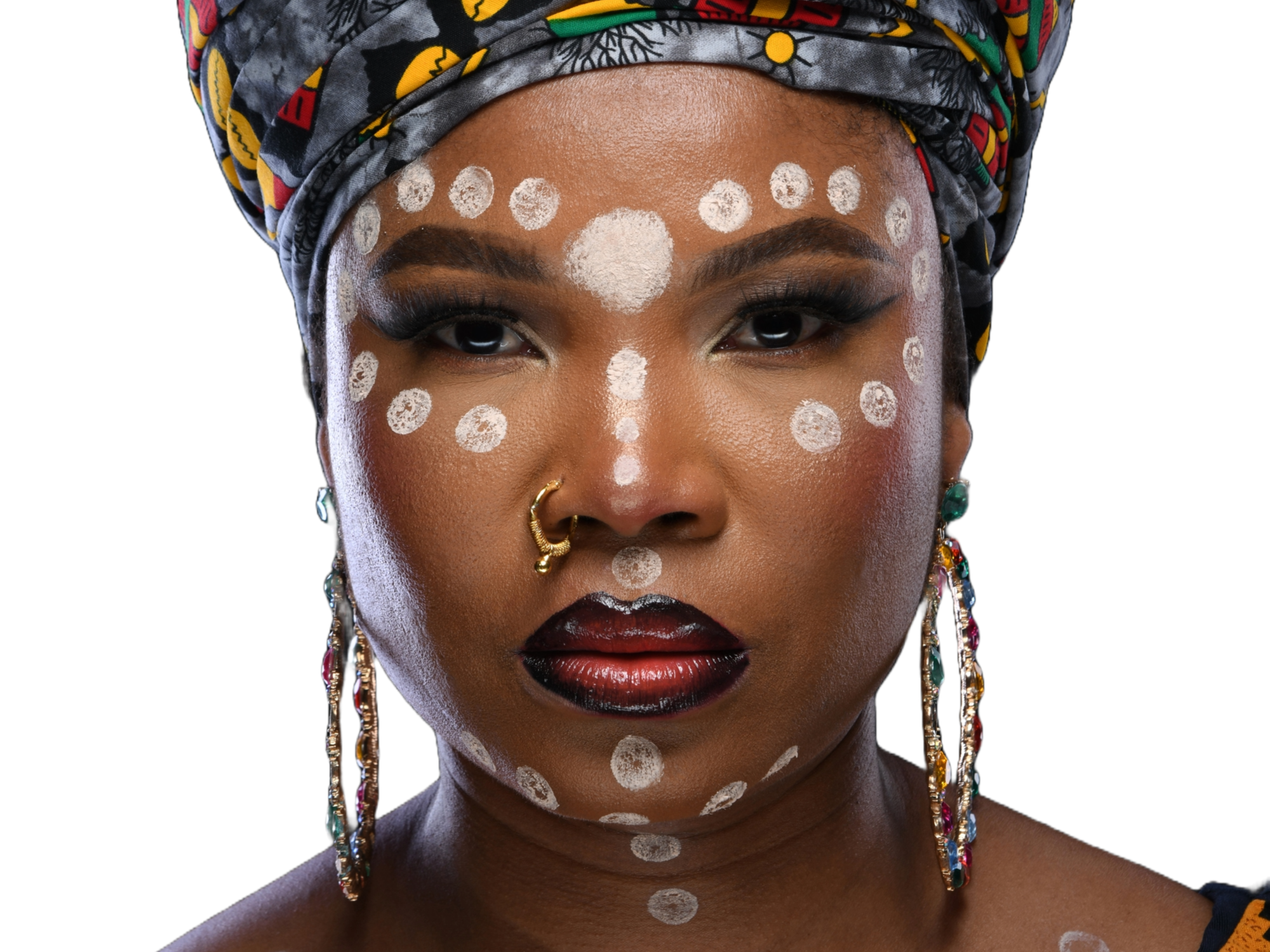 Nahaufnahme eines schwarzen Mädchens mit bunter Kopfbedeckung, auf Gesicht und Hals mit weißen Punkten bemalt, trägt große, bunte Ohrringe und einen Nasenring.