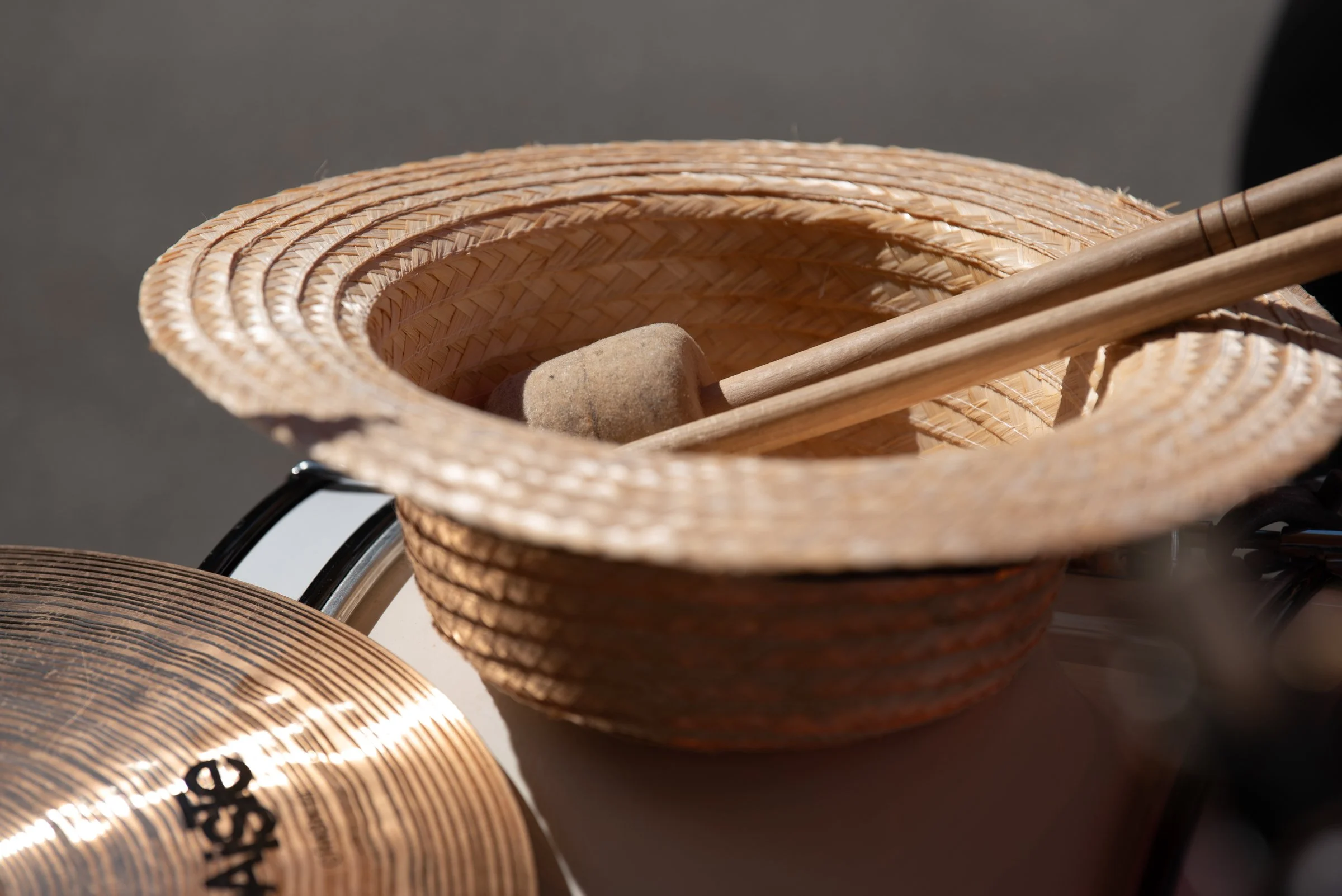 Streublach mit Moosgummihammer, umgeben von Sonnenlicht und Schatten.