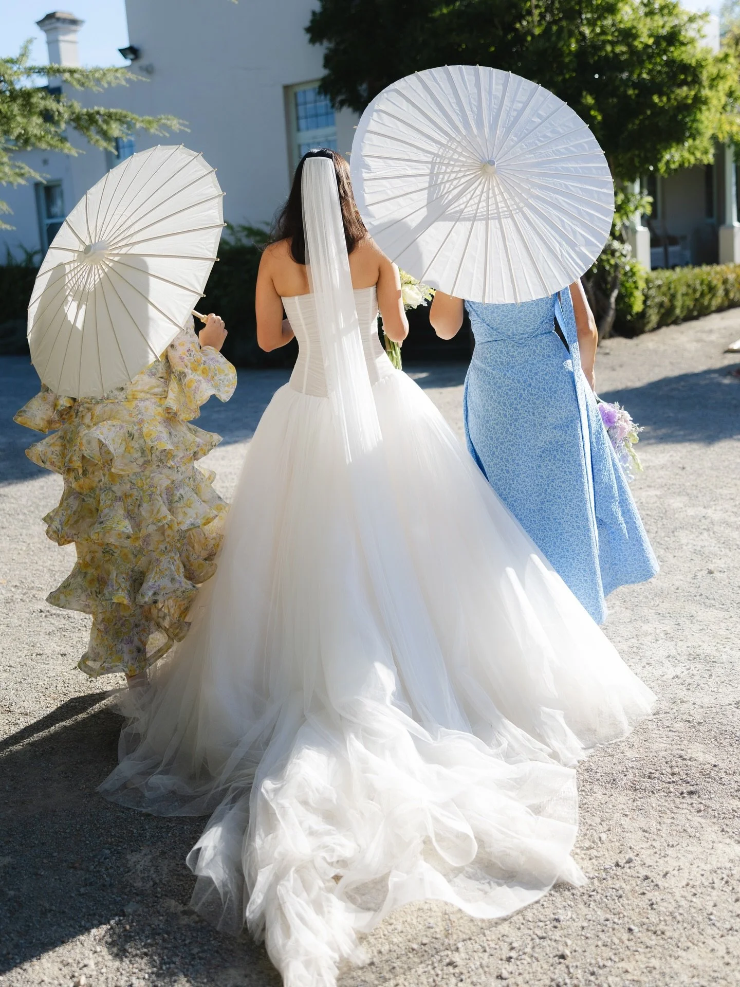 Yes to not-matchy but still matchy bridesmaids&rsquo; dresses ✨ 
Photographed for @louloumemphis
