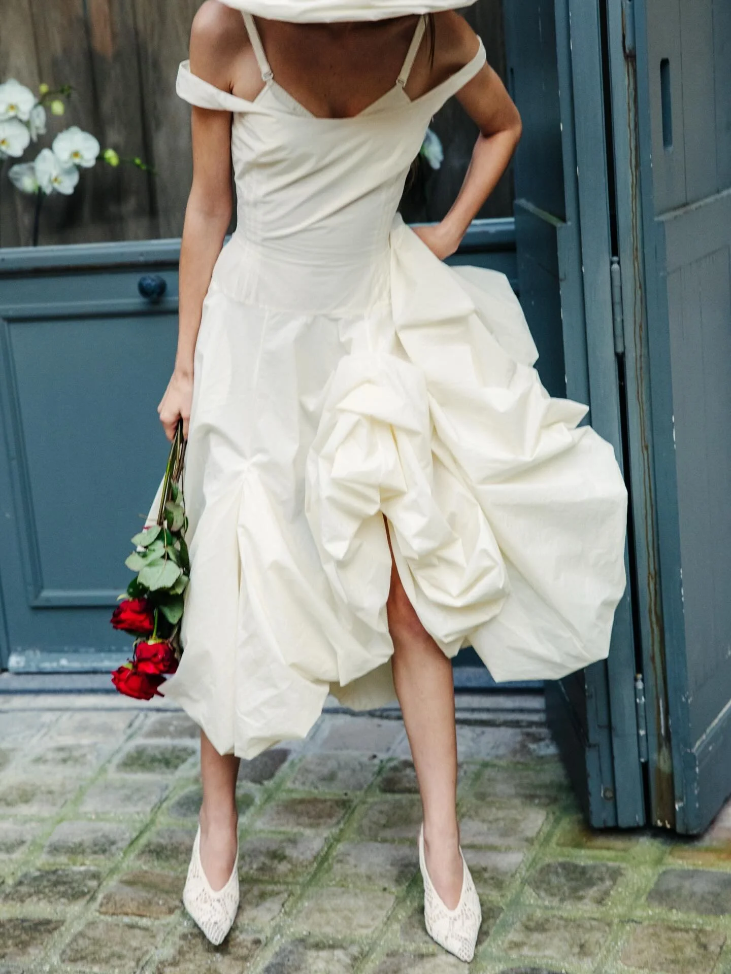 Magda Butrym @magdabutrym show at Paris Fashion Week was an absolute dream. There were modern Versailles-inspired silhouettes, dramatic 3D feather-like textures, and a dark Slavic folk-noir mood with delicate lace headpieces.
Strong architectural sho