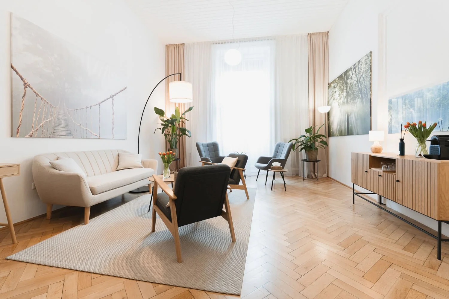 Einblick in die Praxis von Portrait von Coach, Psychotherapeut und Supervisor Alexander Haydn in 1090 Wien, links ein Sofa, davor ein Tisch, gegenüber zwei Sessel und im Hintergrund zwei weitere Sessel. Der Raum ist hell, freundlich in beige gehalten