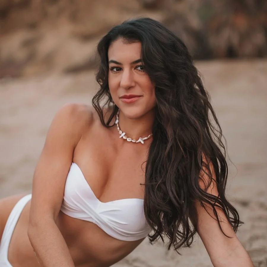 Certified strength and nutrition coach Francesca highlighting lean muscle development and body confidence