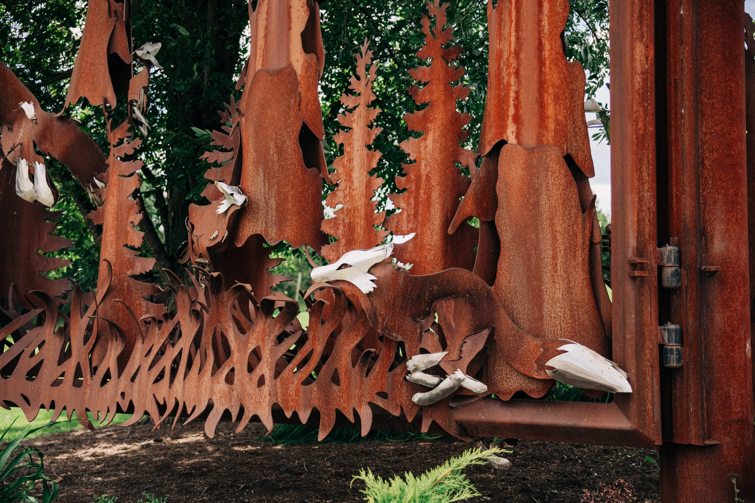 Fox Run gate entrance sculpture of metal foxes