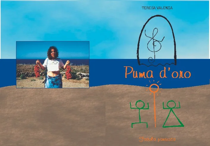 Copertina di un libro intitolato 'Puma d'oro' di Teresa Valenza. Include una foto di una ragazza con capelli ricci, vestita con una maglietta bianca e una gonna blu, che sorride e tiene due grappoli d'uva rossi. Disegni colorati di due figure umane s