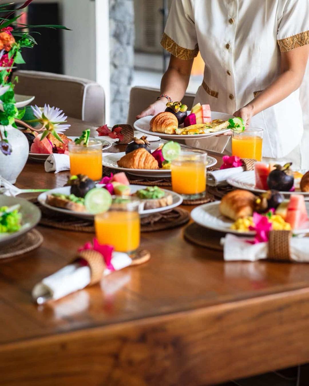 ❤️ Be our guest on May 16th! Details👇🏼Menu 👉🏼

Carol of carolsvegankitchen and I are going to take you on a journey of flavor discovery! Your evening includes a gourmet meal prepared right in front of you, expert guided wine tasting and olive oil