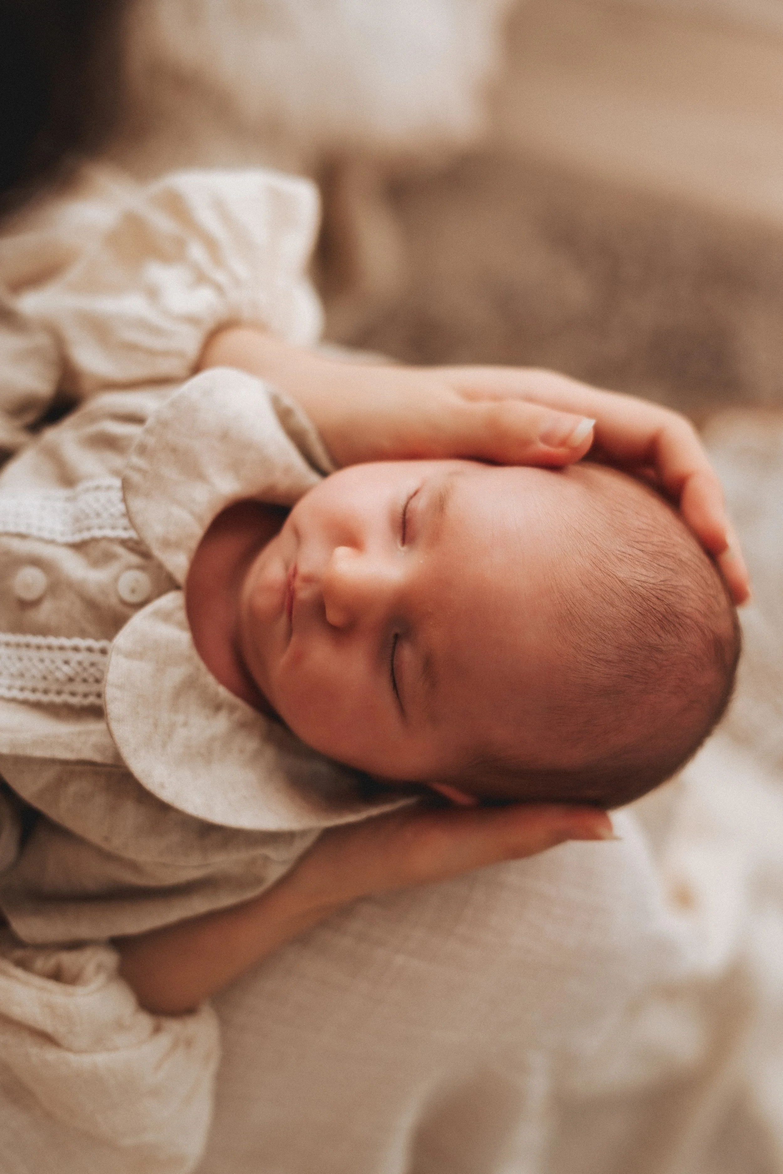 Primi giorni di vita raccontati in un servizio fotografico newborn a Prato.