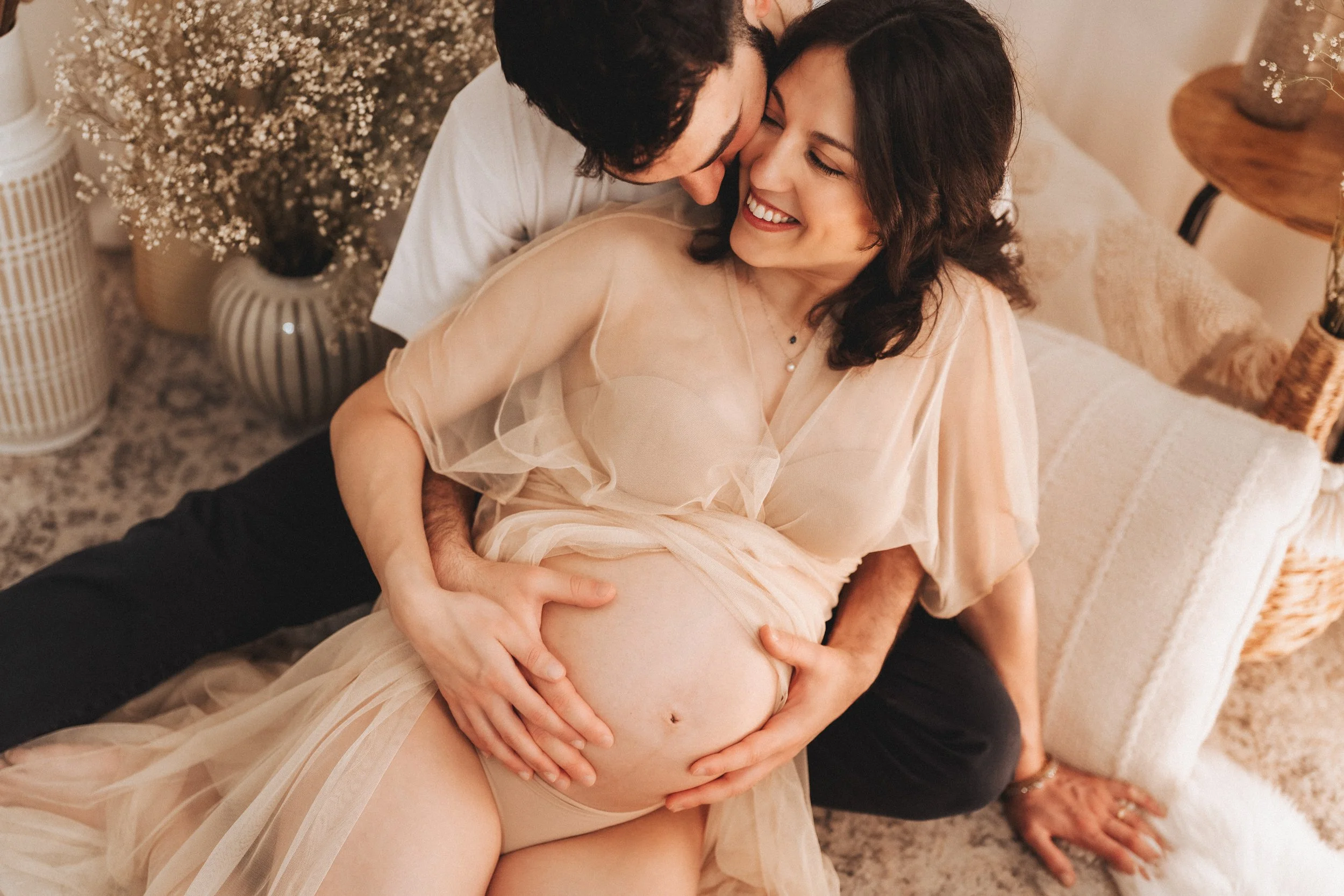 Coppia in attesa durante servizio fotografico gravidanza a Prato.