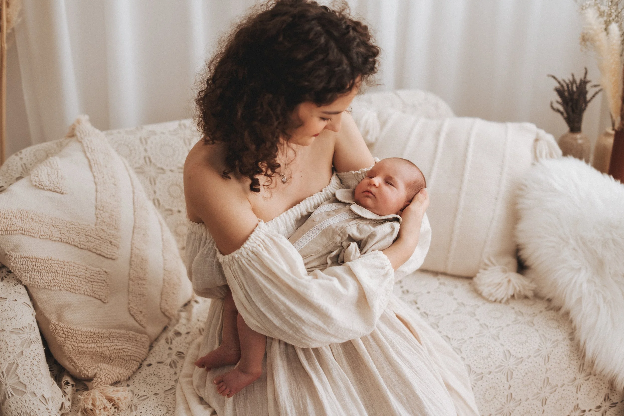 Fotografo newborn a Prato, mamma e neonato in abbraccio nel nostro studio.