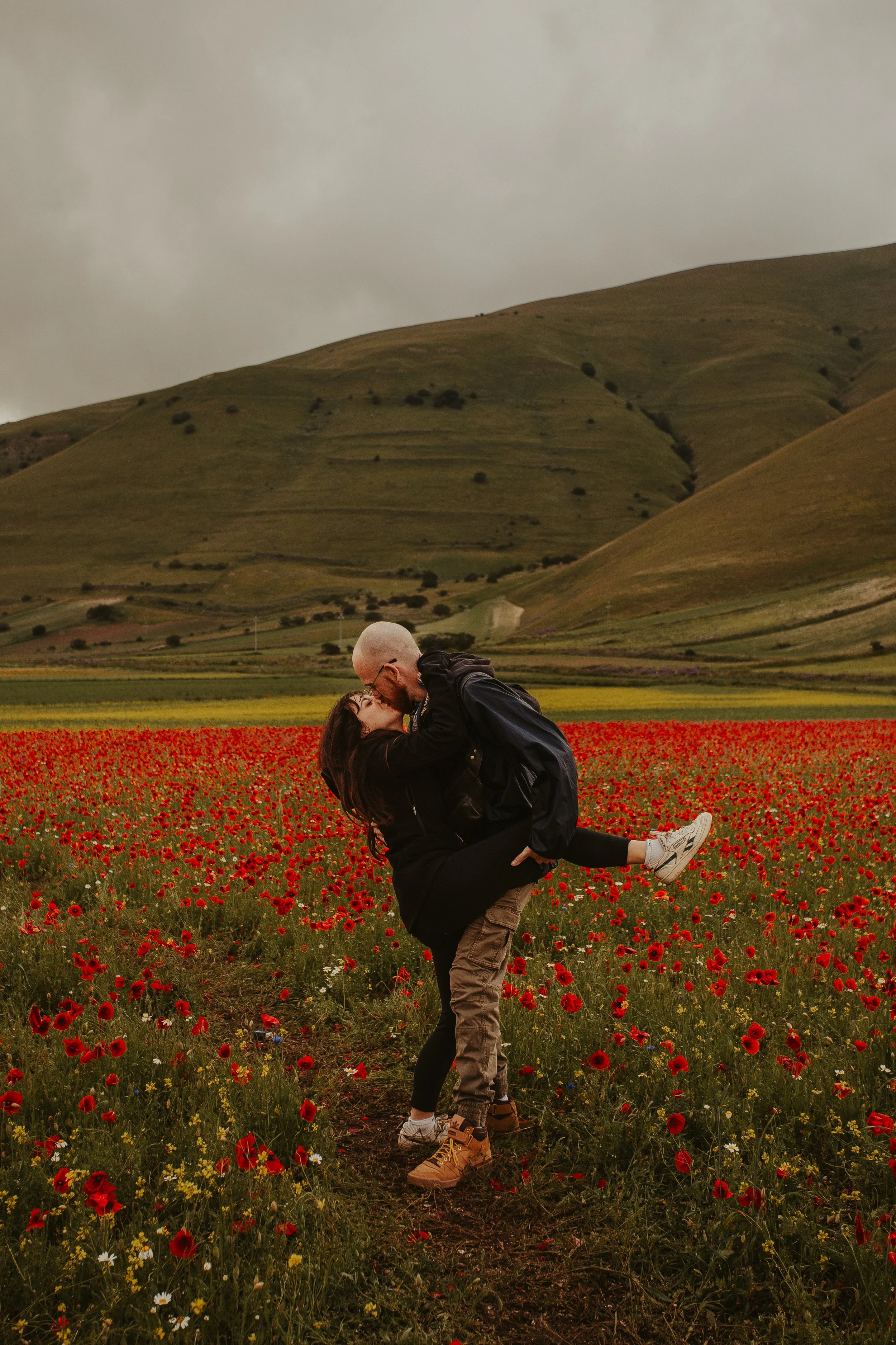 Adriano e Micaela, fotografi di famiglia a Prato, insieme tra i campi fioriti in Toscana.