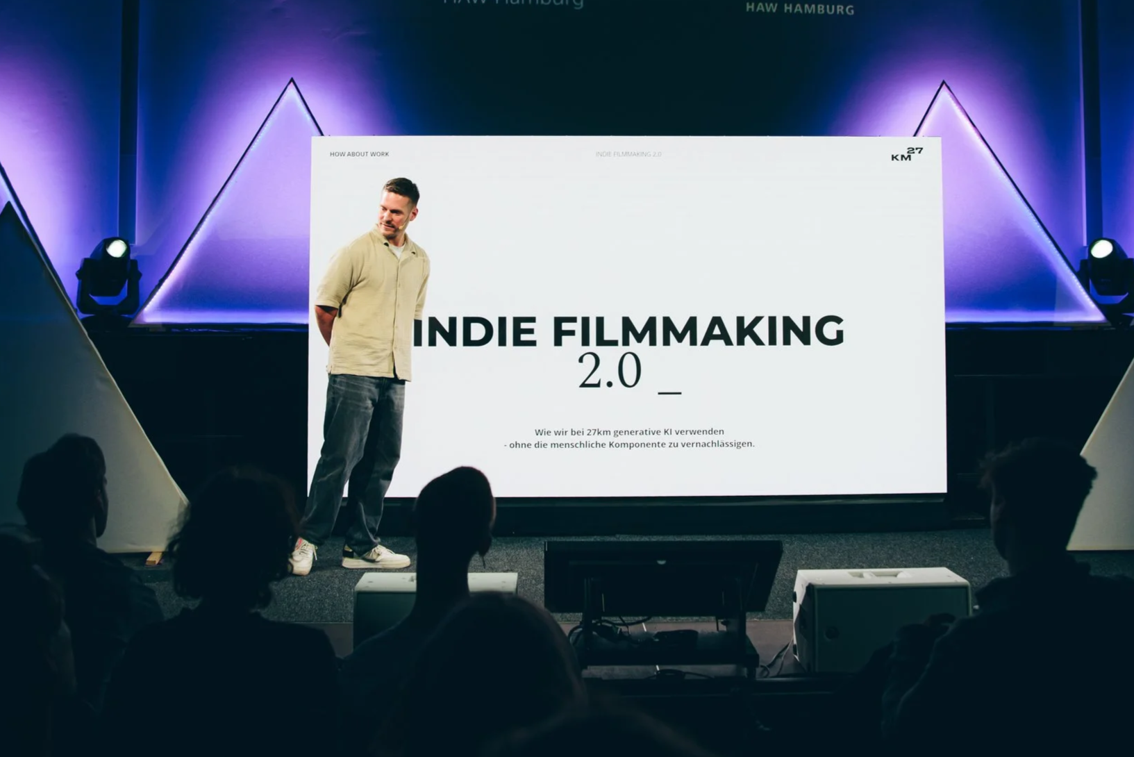 Alexander de Lukowicz hält eine Präsentation bei einer Konferenz zum Thema Indie Filmmaking 2.0.