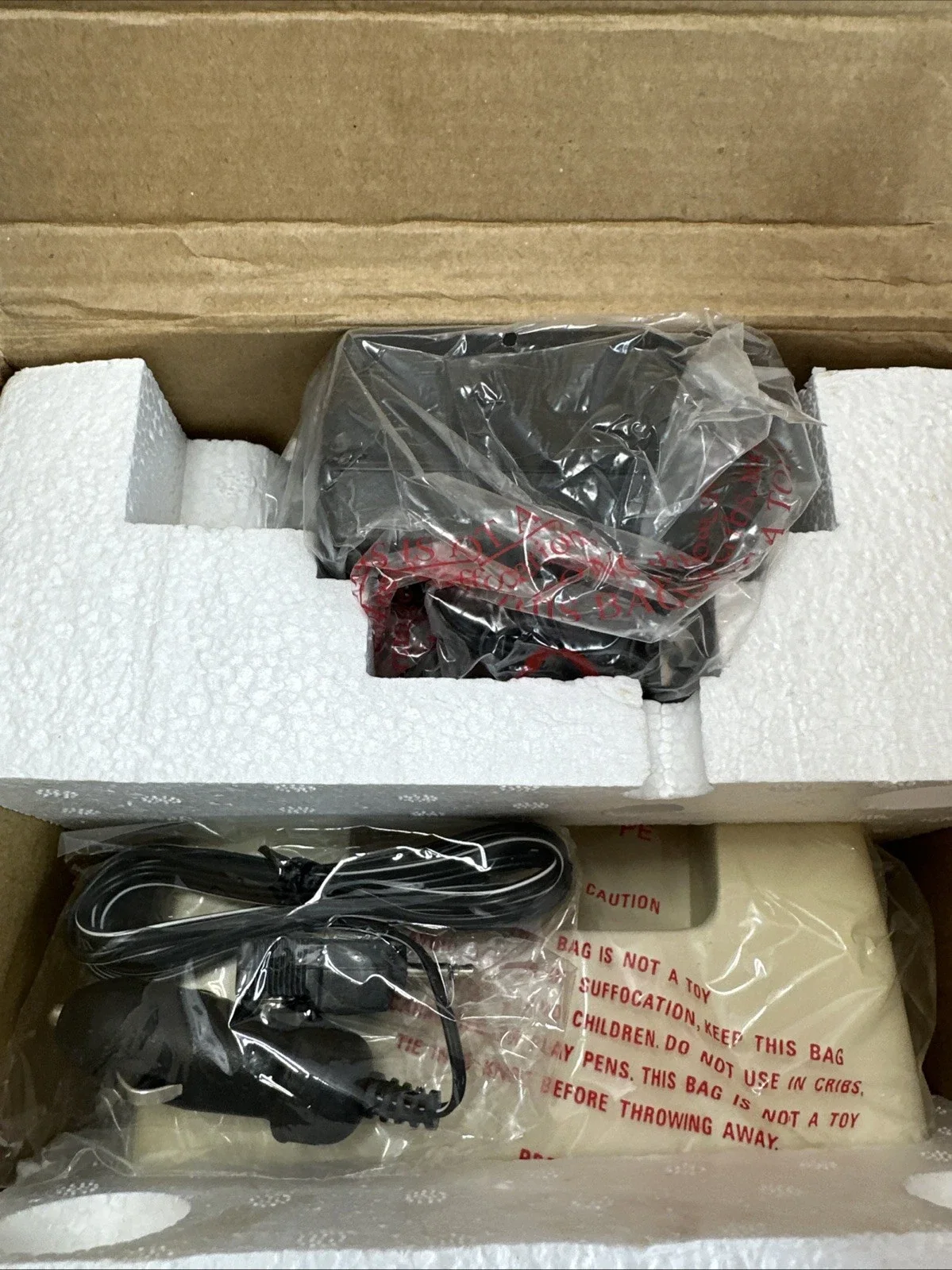 Image of the Spectra 52-BWR-W 5-inch Portable Black and White TV with AM/FM Radio Packaging Contents