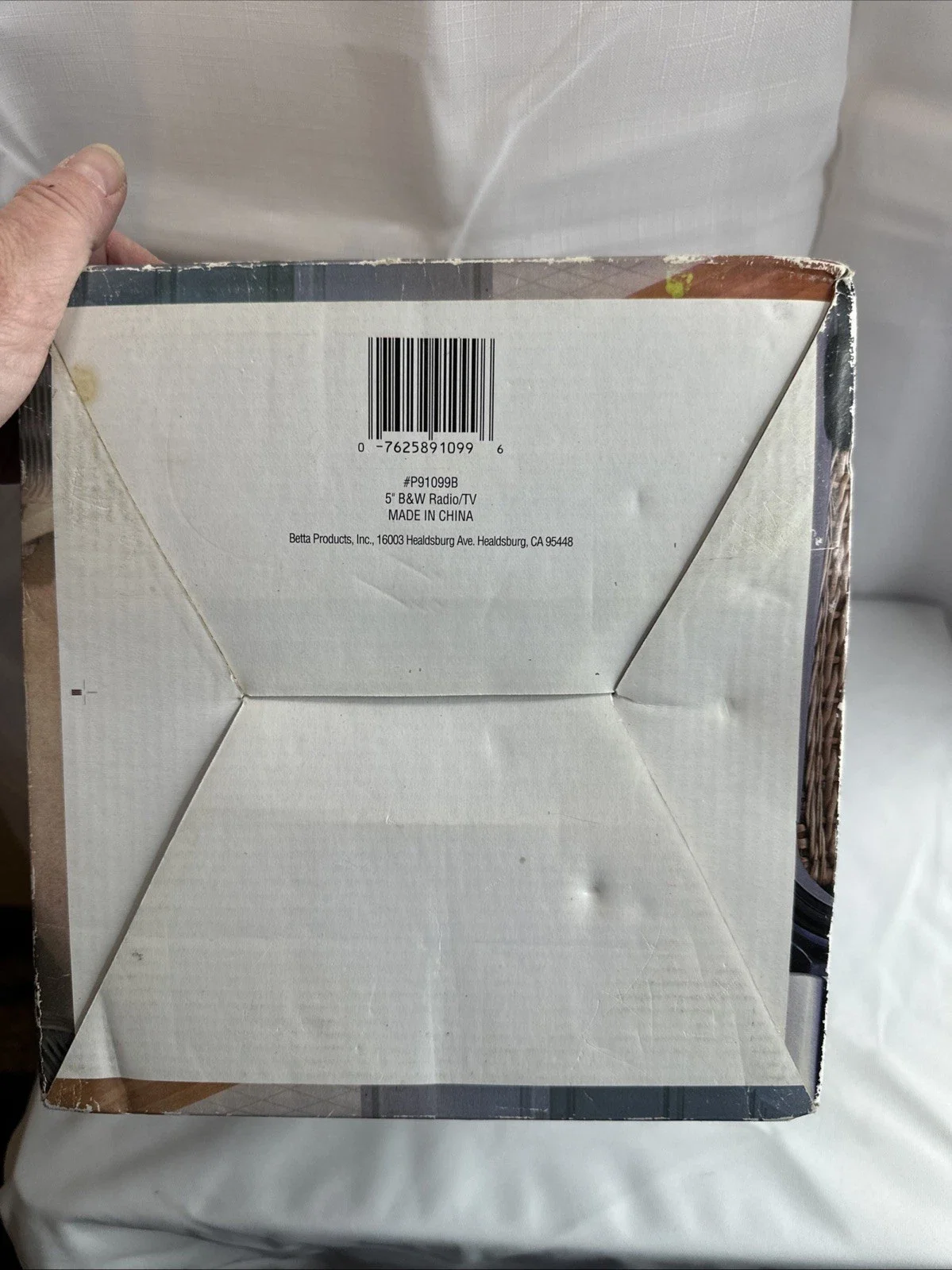 Image of the Spectra 52-BWR-W 5-inch Portable Black and White TV with AM/FM Radio Packaging