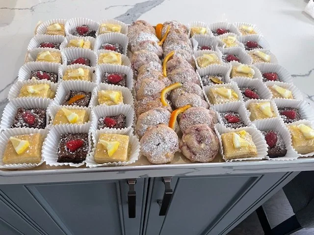 Mix de fursecuri si prajituri/Variety of cookies and squares (price per KG)