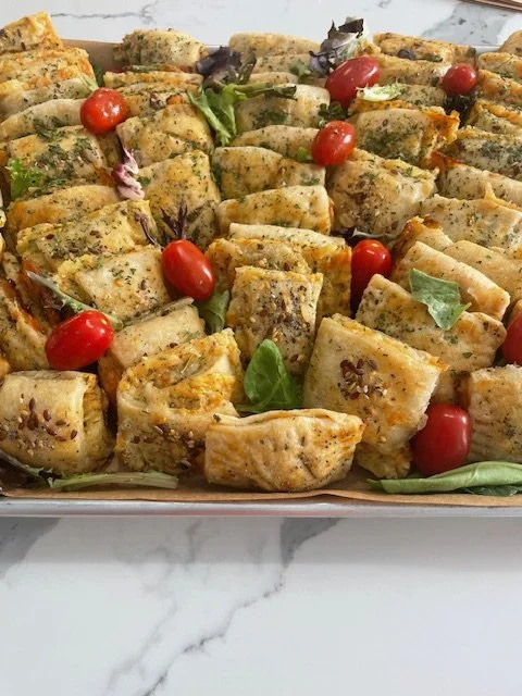 Platou mix cu pateuri cu cascaval si sunca/somon afumat/Platter of savoury mini pies with cheese and bacon/ smoked salmon (price per KG)