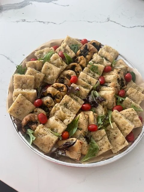 Platou mix cu focaccia, pateuri cu spanac sau ciuperci (de post)/Platter of focaccia squares, spinach or mushroom mini pies- vegan (price per KG)