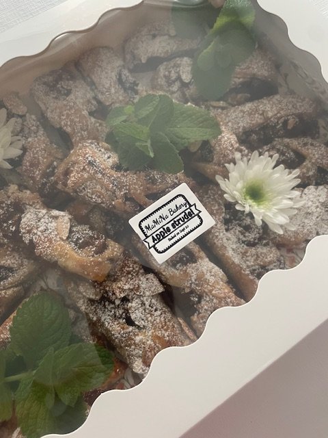 Artisanal apple strudel (price per 100GR)