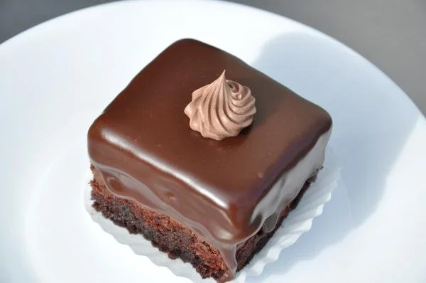 Amandina cu rom/Romanian Rum Chocolate Cake (price per 100 GR)