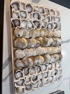 Mix de fursecuri cu ciocolata alba sau neagra, negresa sau alba-ca-zapada/Variety of white or dark chocolate chip cookies, brownies or blondies squares (price per KG)