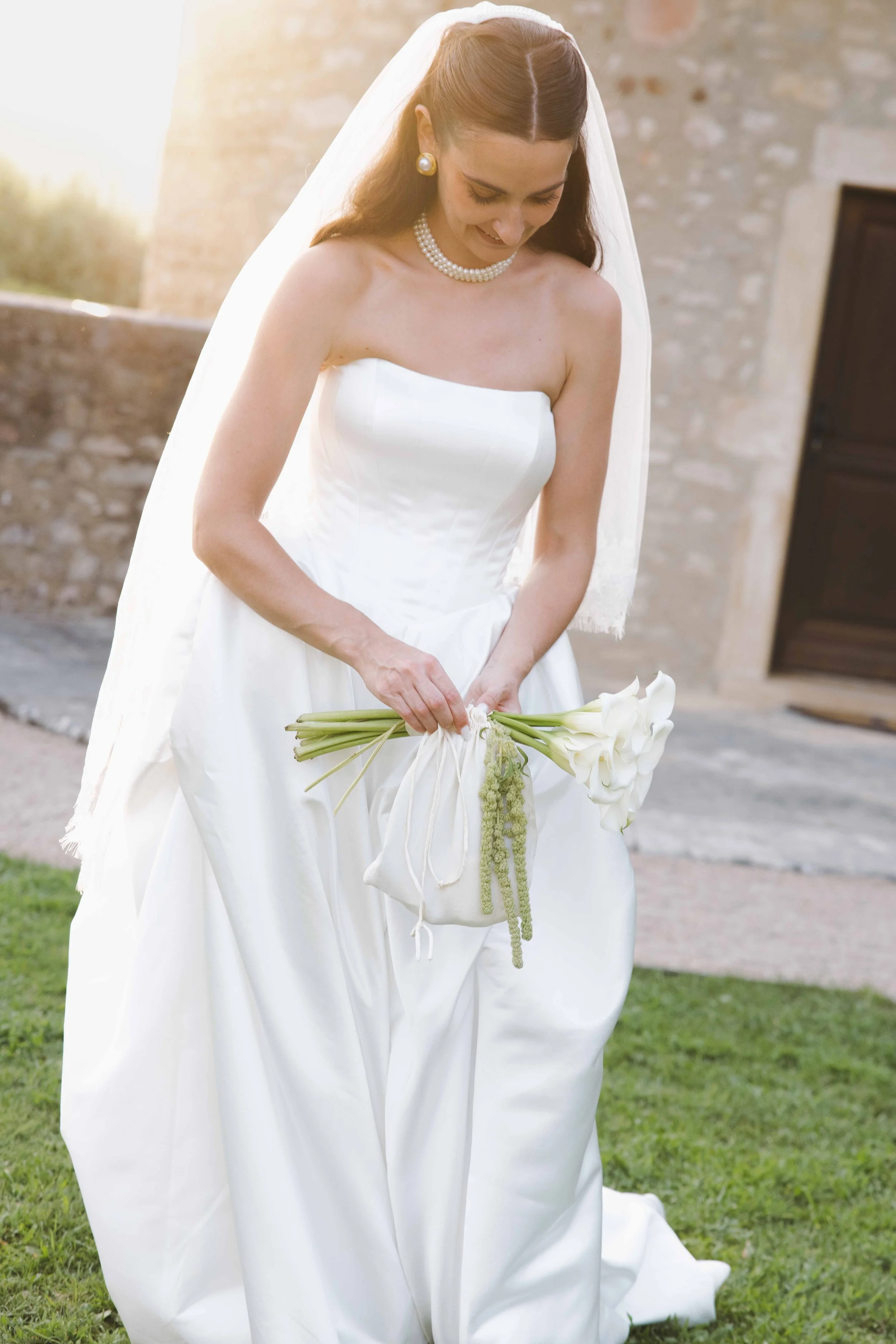 Mariage au chateau de Saint Bernard, mariage beaujolais, photographe mariage lyon, cocktail et bouquet de la mariée.