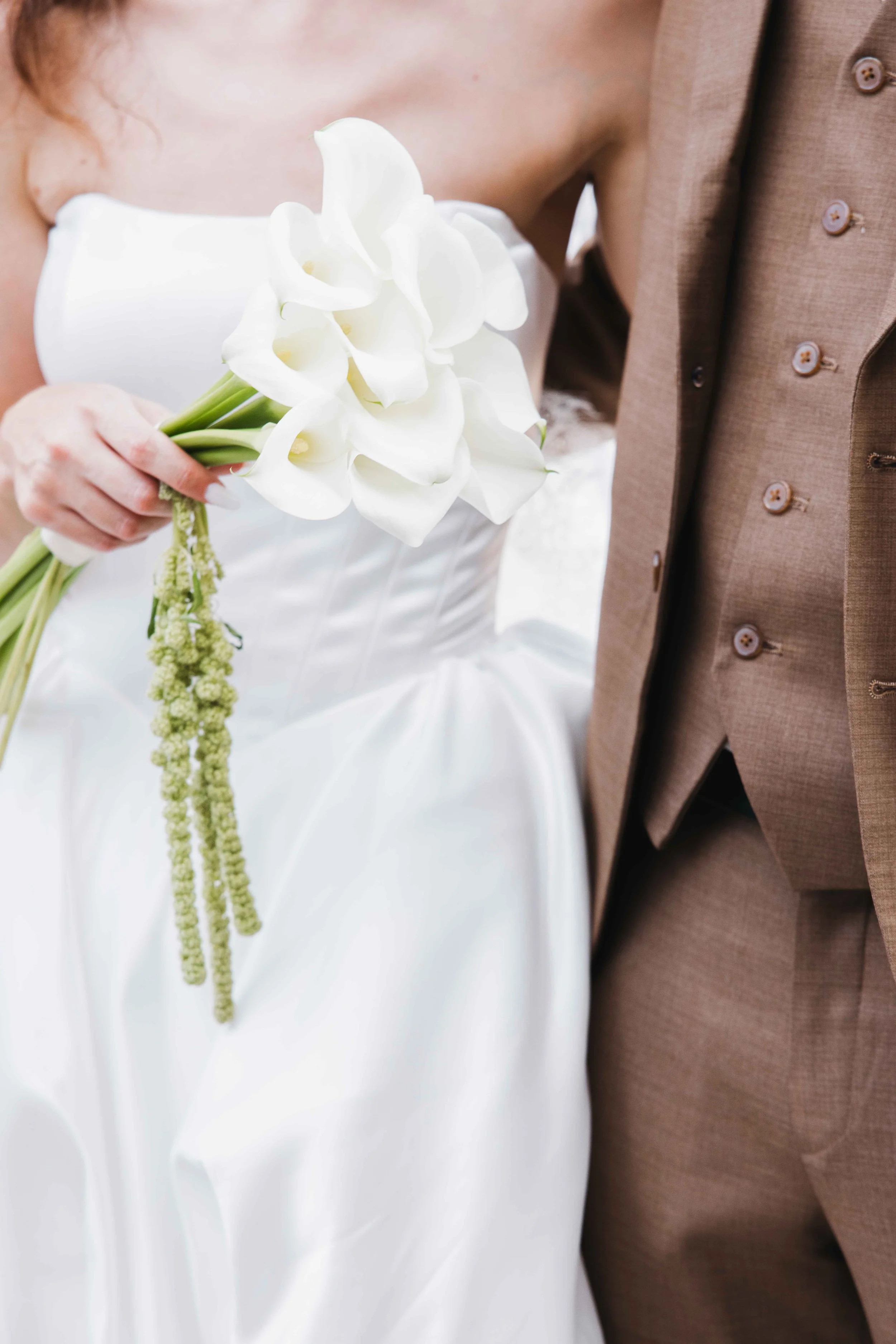 Mariage au chateau de Saint Bernard, mariage beaujolais, photographe mariage lyon, cocktail et bouquet de la mariée.