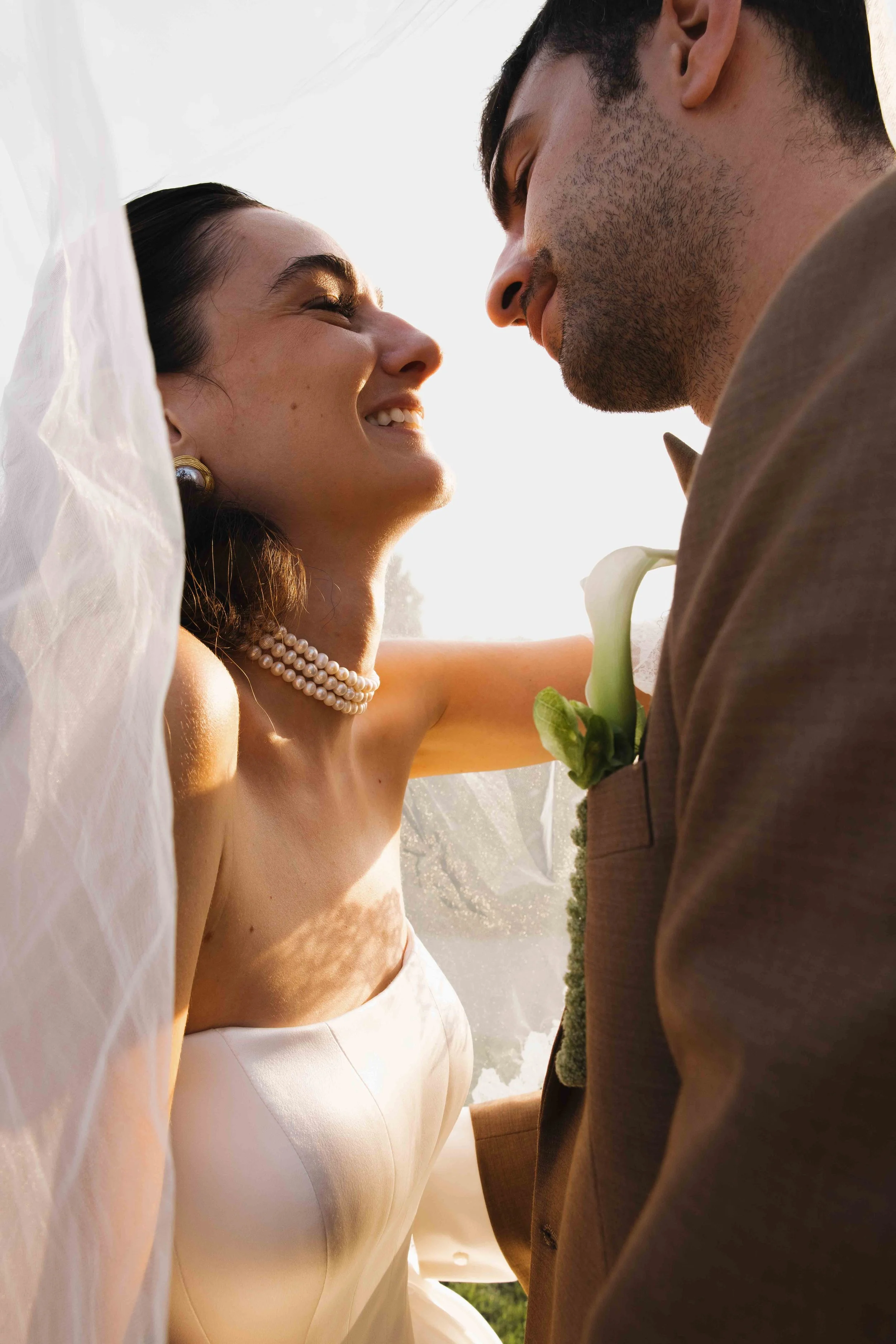 Mariage au chateau de Saint Bernard, mariage beaujolais, photographe mariage lyon, session couple, golden hour 