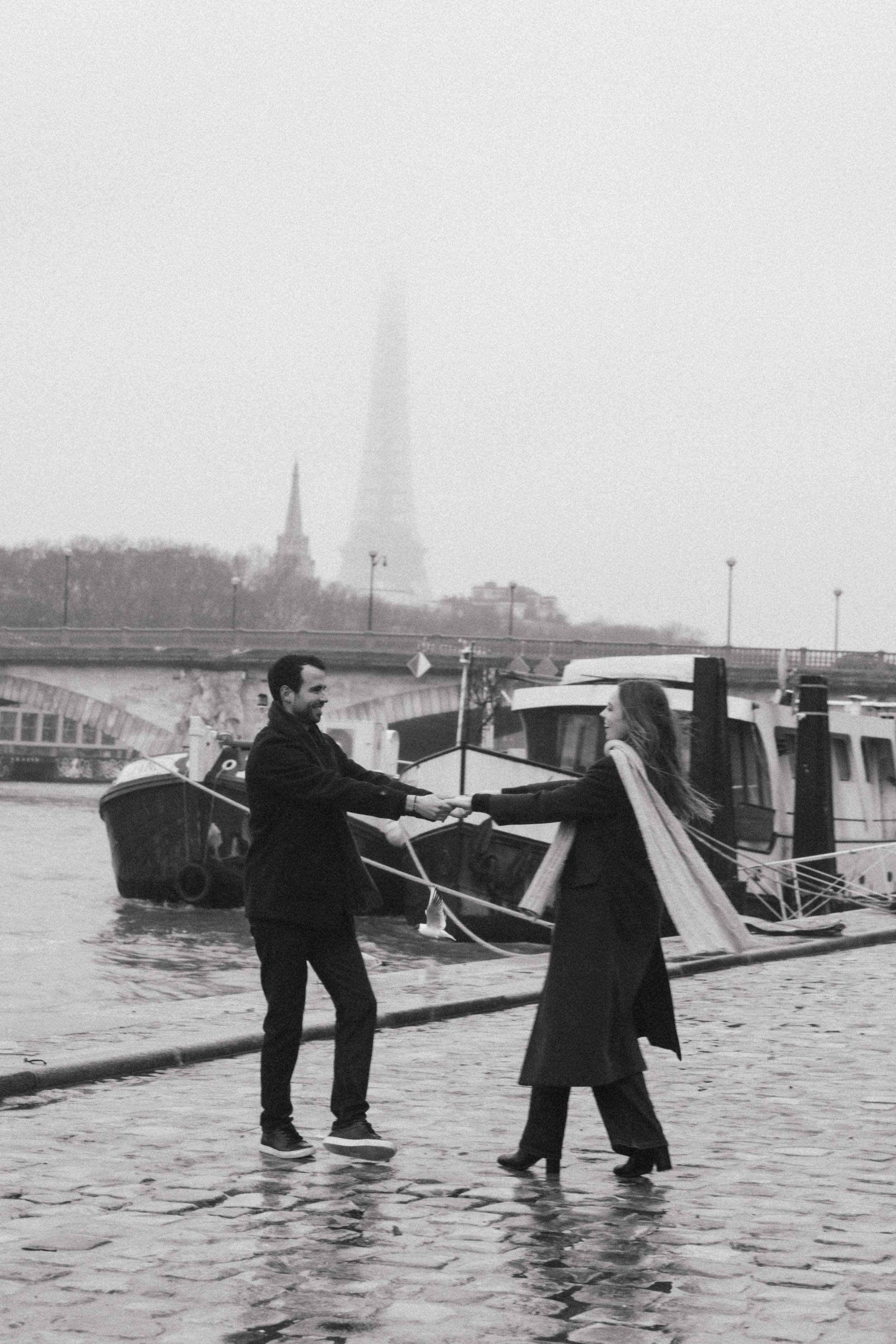 session-couple-paris-louvre-photographe-mariage-jeremy-talens-quai-seine