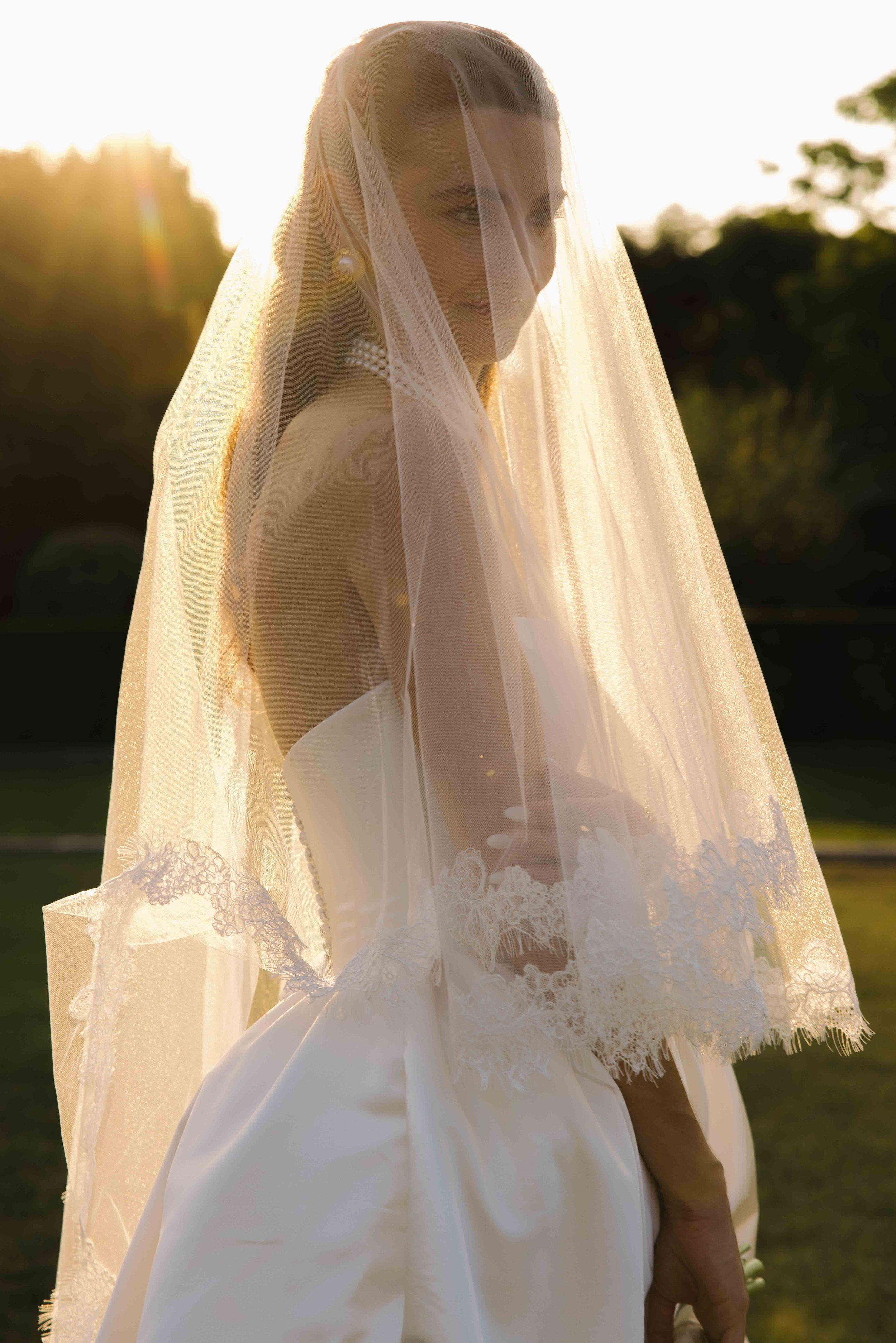 Mariage au chateau de Saint Bernard, mariage beaujolais, photographe mariage lyon, session couple, golden hour, editorial session