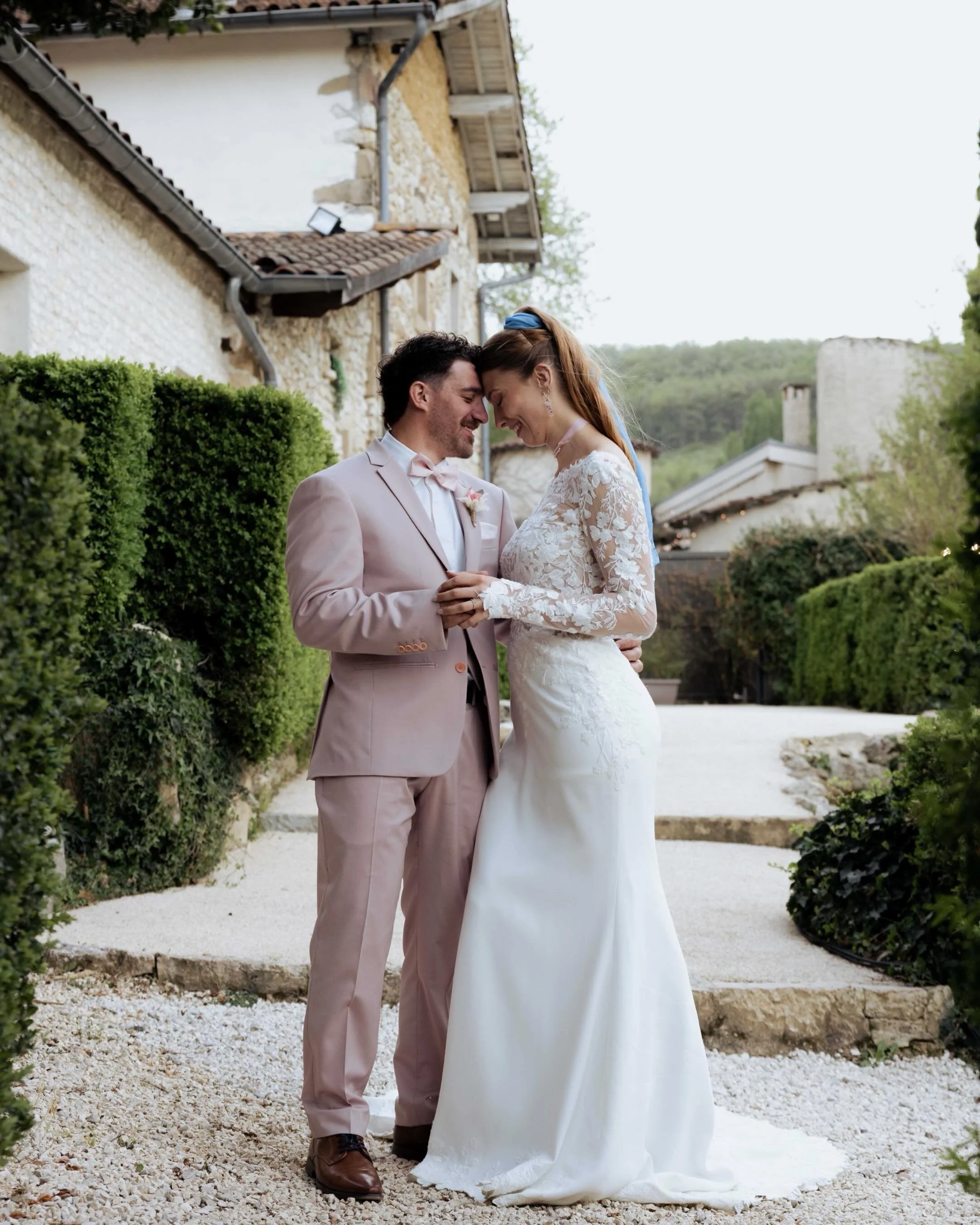 Victoria &amp; Bastien 🤍
Un reportage des moments forts de cette journ&eacute;e incroyable. 

Mariage &agrave; la bastide de jaillans en Dr&ocirc;me @labastidedejaillans 

#photographedemariage #photographemariagelyon #weddingphotographer #mariage
