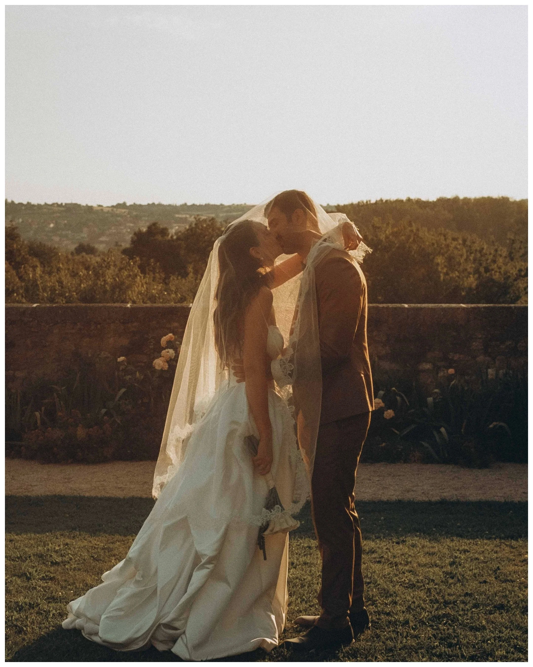 FR - Retour sur le mariage de Pauline &amp; R&eacute;mi au magnifique ch&acirc;teau de Saint Bernard, jour de f&ecirc;te national. 

Cette s&eacute;rie est tir&eacute;e d&rsquo;une pellicule argentique notamment en coucher de soleil. Pleine de tendre