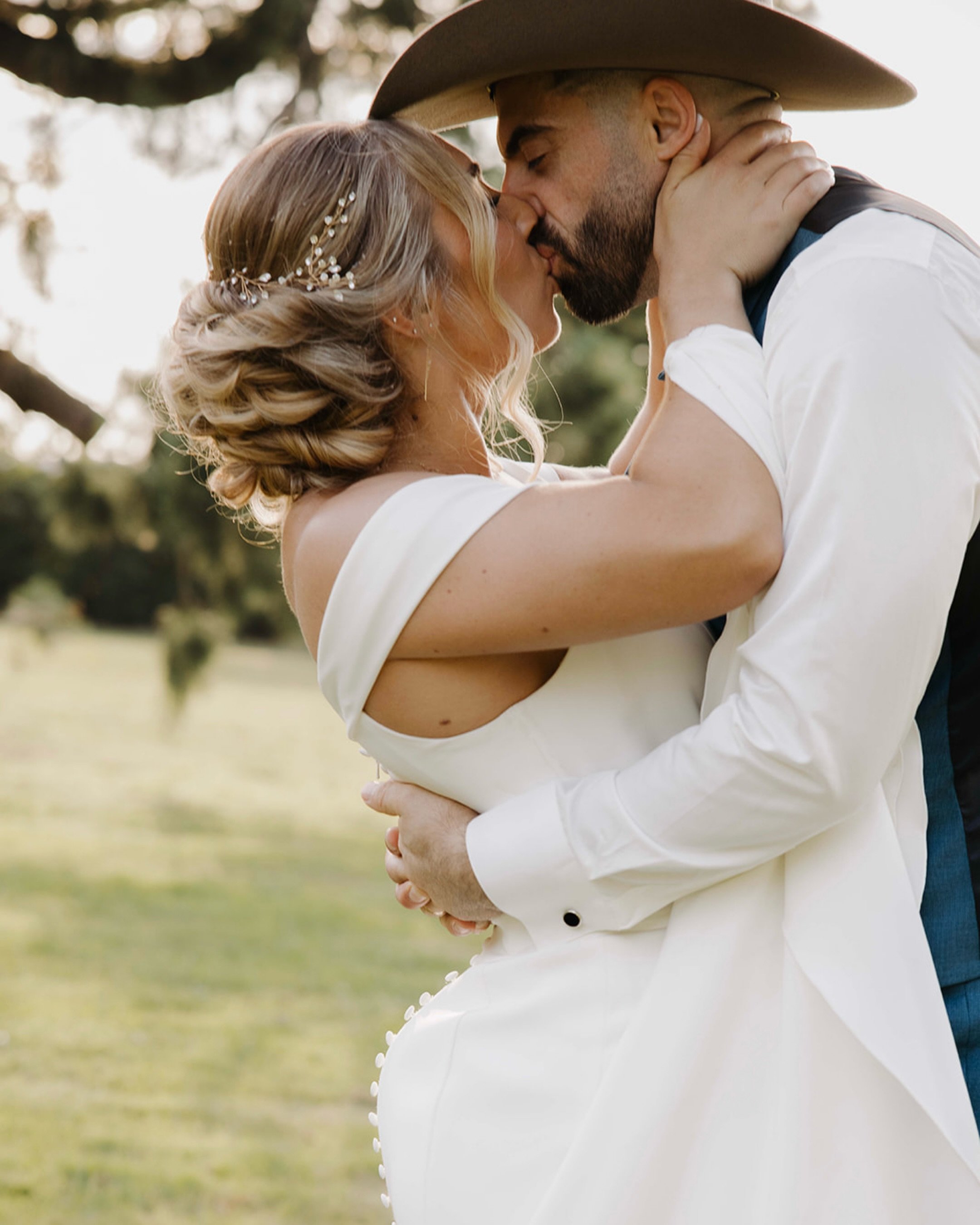 Cette sensation d&rsquo;&ecirc;tre privil&eacute;gi&eacute; 🤍
Un mariage sublime dans un ch&acirc;teau incroyable au c&oelig;ur du beaujolais. 

Un reportage qui montre avec spontan&eacute;it&eacute; et authenticit&eacute; l&rsquo;amour et la vision
