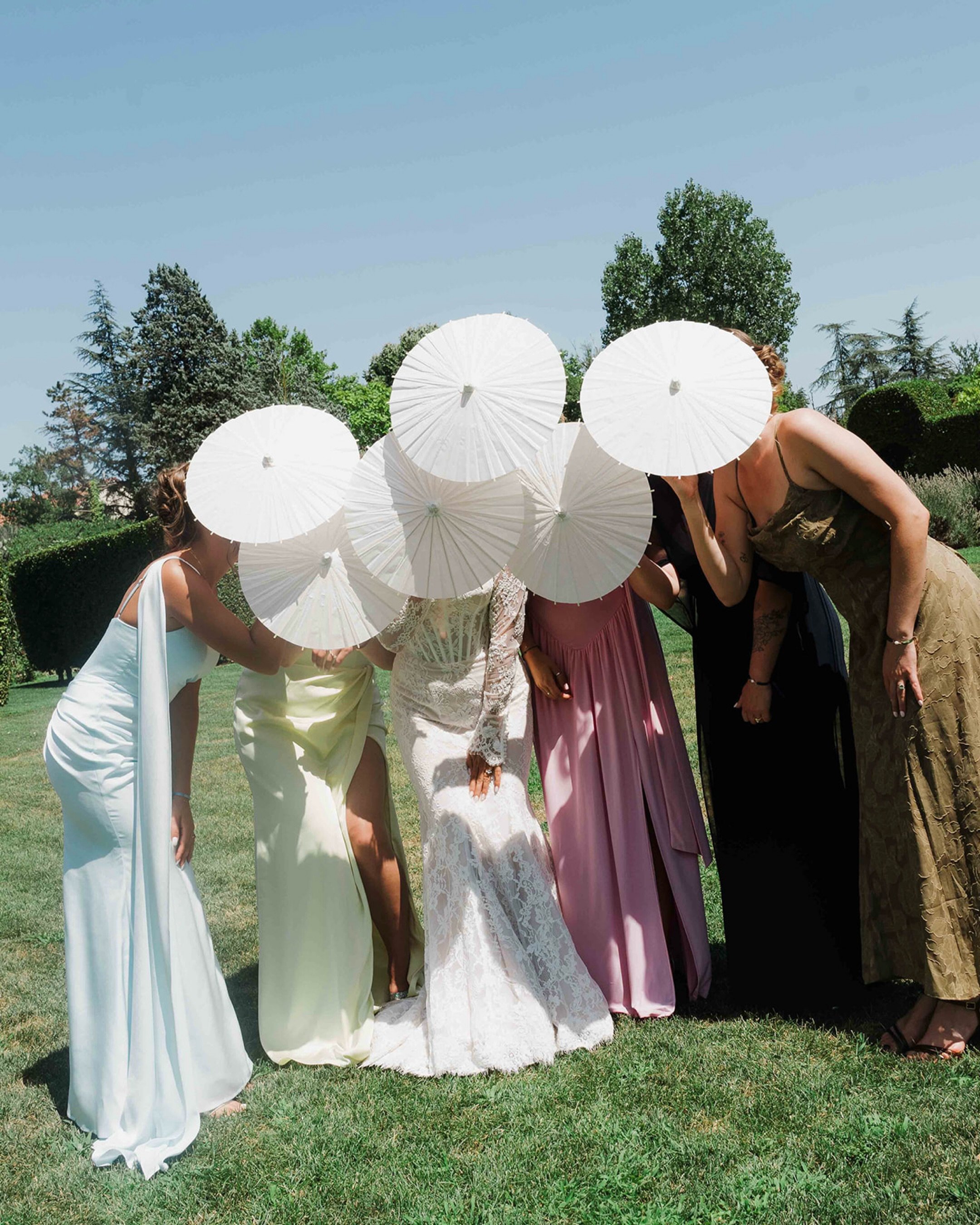 FR &mdash; Cama&iuml;eu de robes, ombrelles blanches et fous rires en cascade : voici la garde rapproch&eacute;e de Margaux, le 21 juillet 2026 au Ch&acirc;teau de Saint Bernard, en plein c&oelig;ur du Beaujolais. 🤍
 
Un mariage tout en couleur, du 