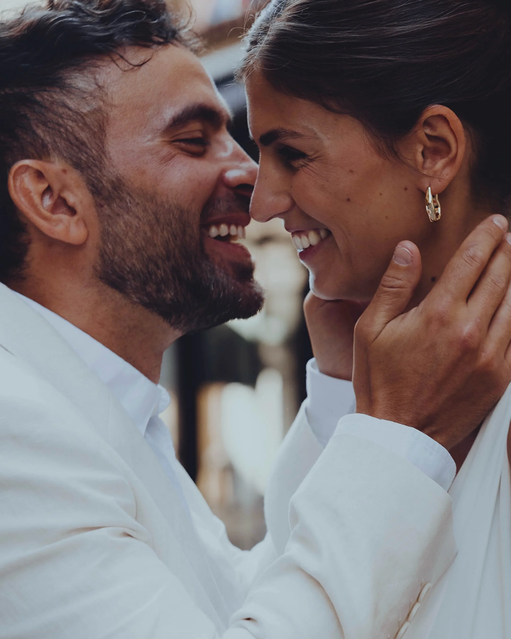 FR &mdash; Retour sur le mariage civil de Noa &amp; Mickael, &agrave; Cannes, dans le sud de la France.

On a jou&eacute; avec les ruelles de la vieille ville pour leur s&eacute;ance couple, entre pierres anciennes, sourires et regards complices, une