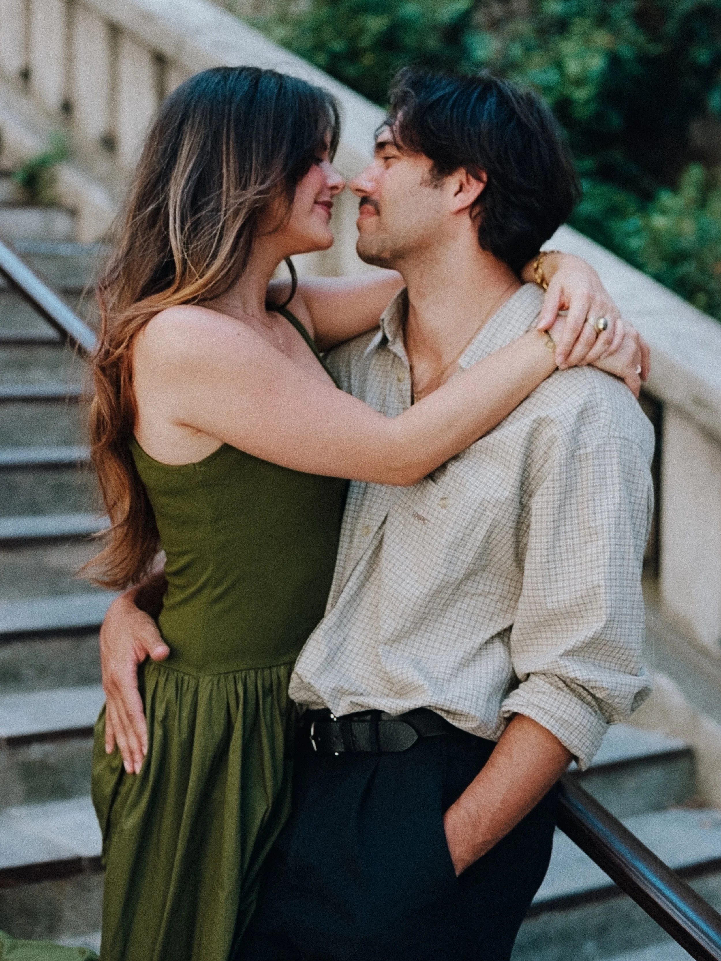 Session couple &agrave; Paris 
Film - Session argentique au Kodak Portra 400 
Merci &agrave; ce couple incroyable @charlotte.auberget &amp; @romzbht 

Photographe de couple &amp; photographe de mariage &agrave; Lyon et dans toute la France ! 

#photo