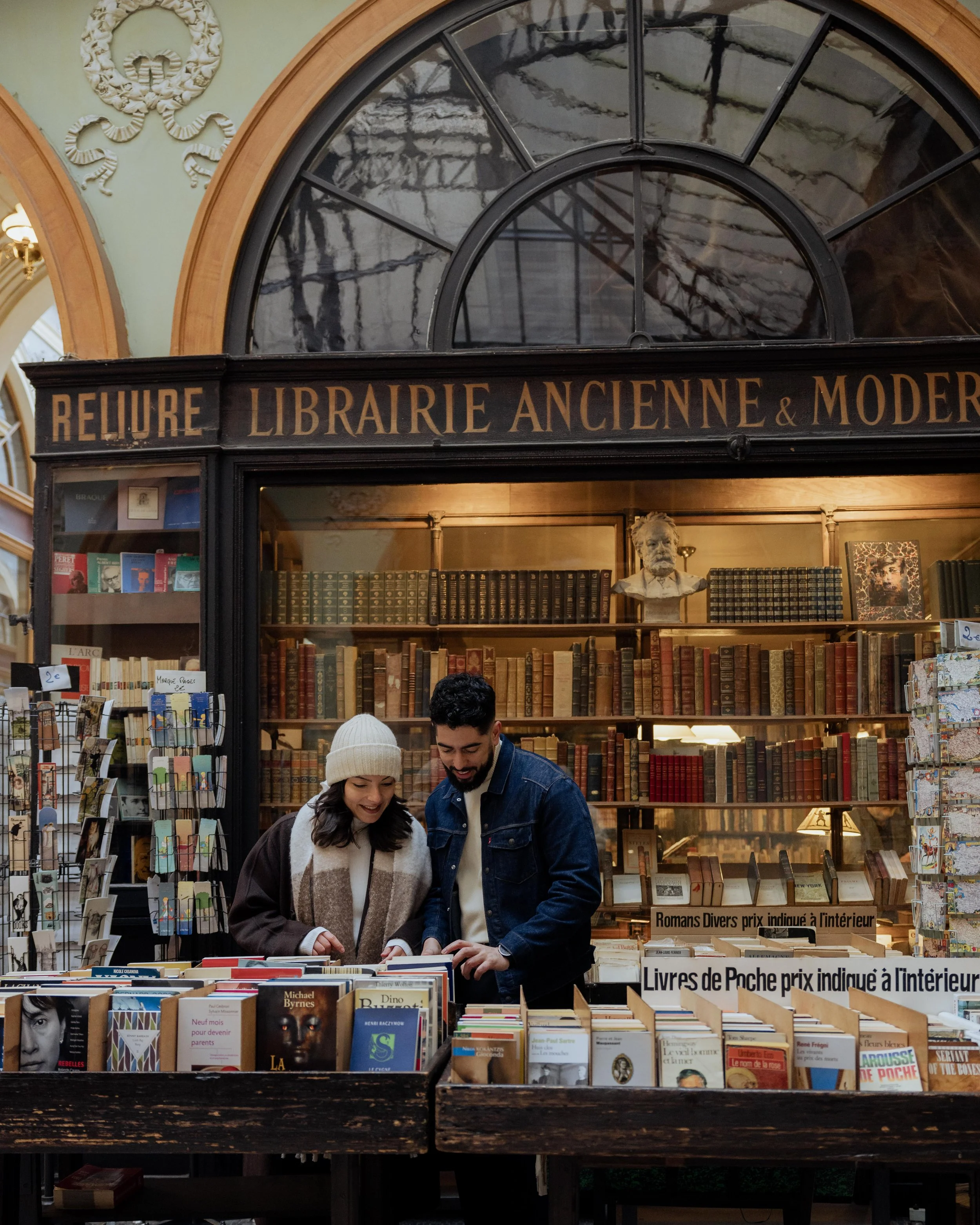 session-couple-photographe-mariage-jeremy-talens-louvre-paris-livre
