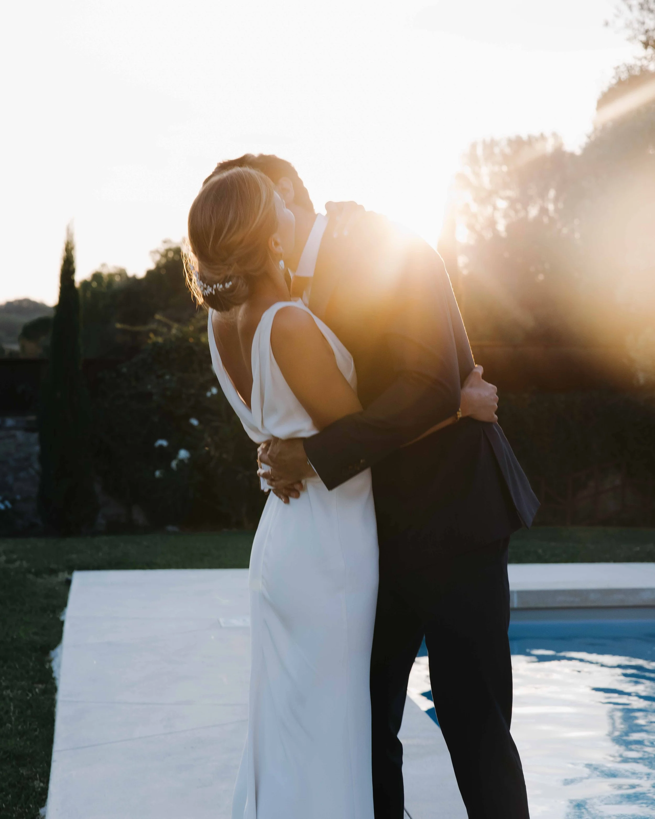 couple-marie-baiser-golden-hour-jardin-domaine-jeremy-talens-photographe-mariage-france