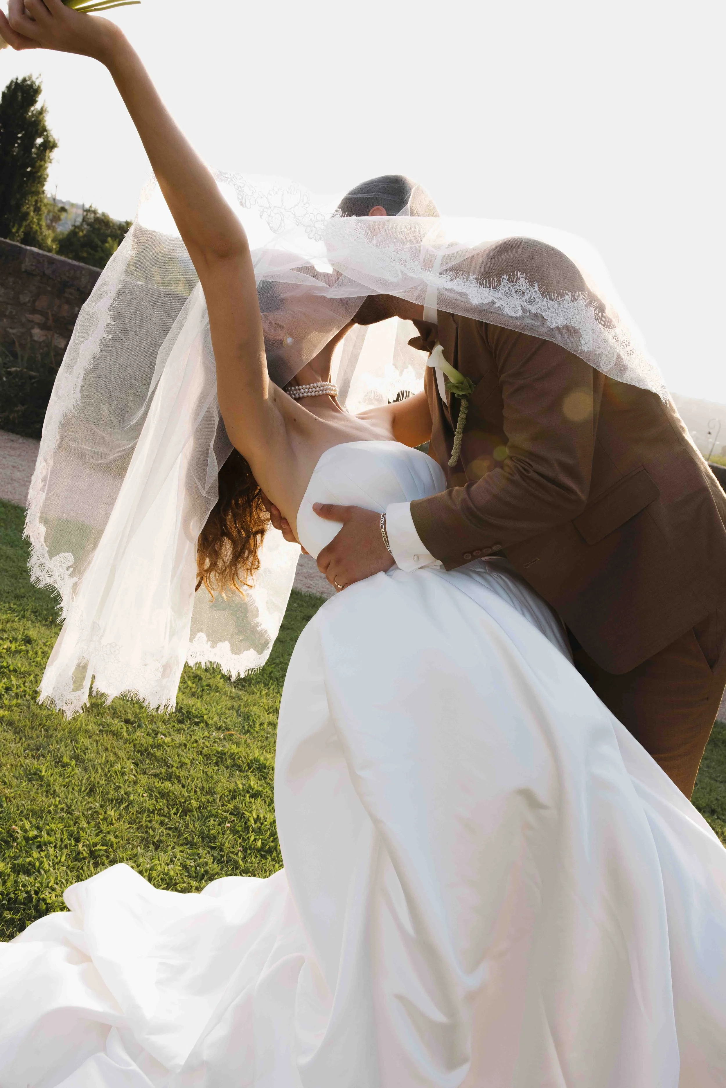 Mariage au château de Saint Bernard, mariés avec bouquet durant une session couple dans le beaujolais.