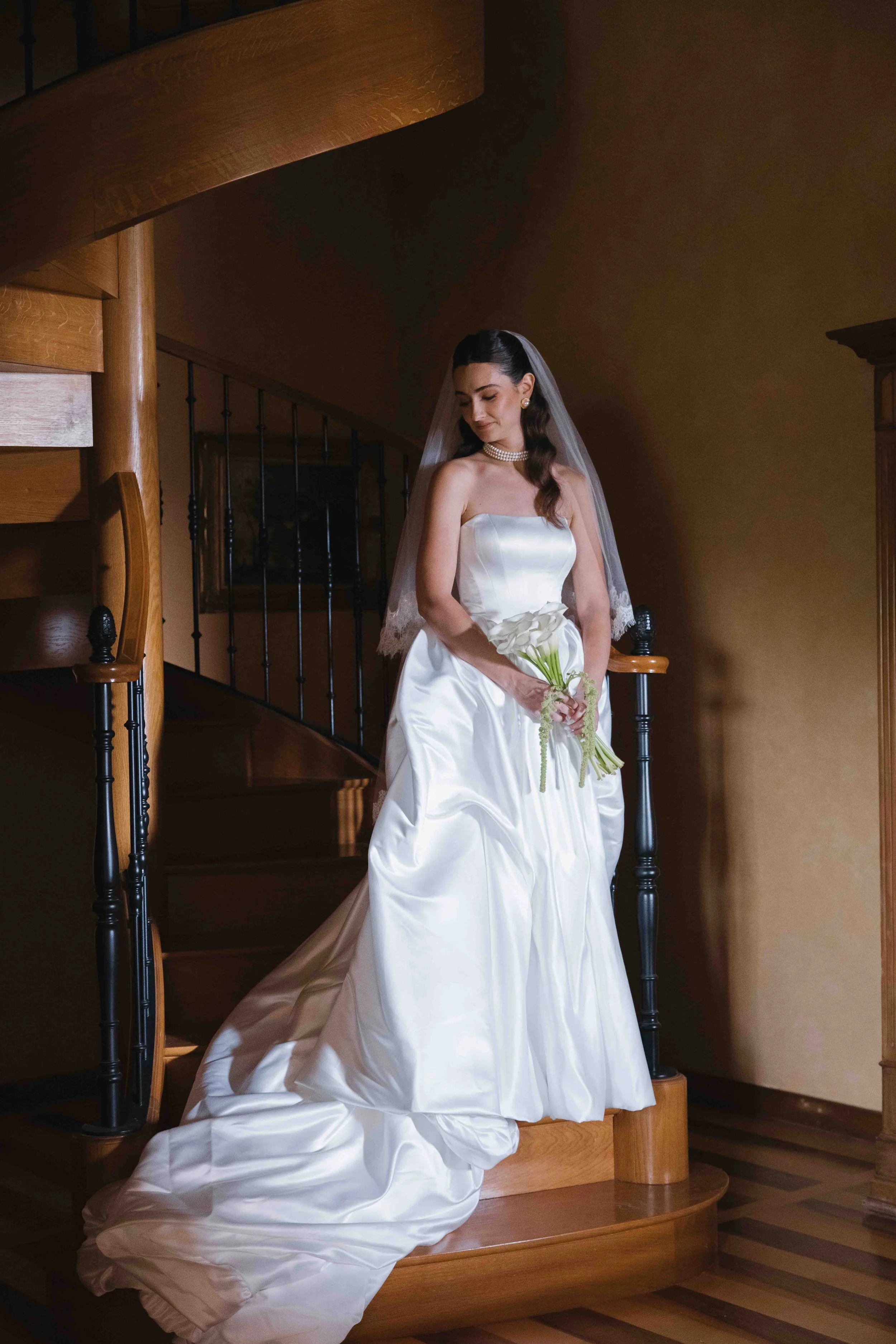 Mariage au chateau de Saint Bernard, mariage beaujolais, photographe mariage lyon, préparatifs de la mariée, robe de la mariée.
