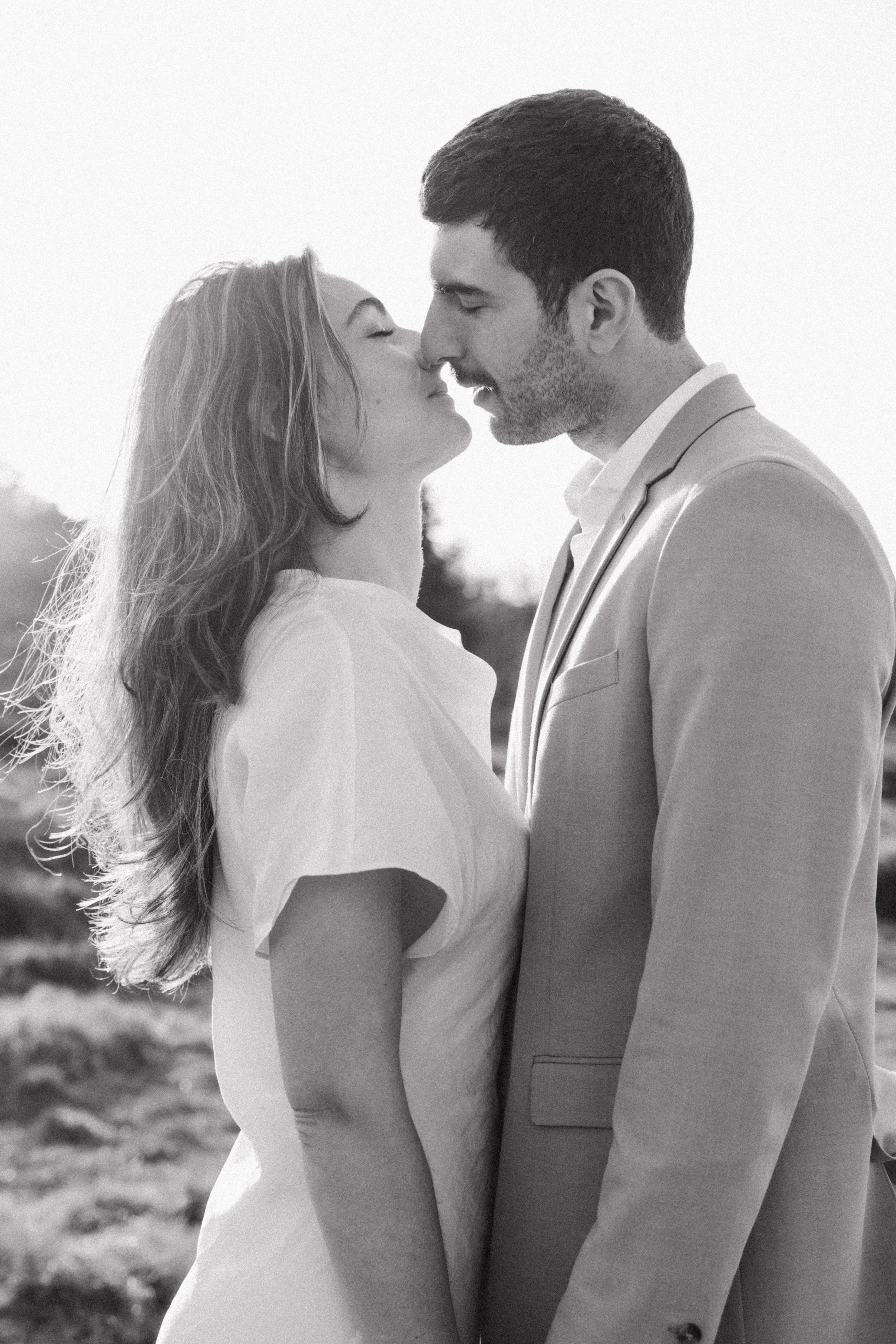 session-engagement-beaujolais-coucher-de-soleil-couple-fiancailles-bague-jeremy-talens