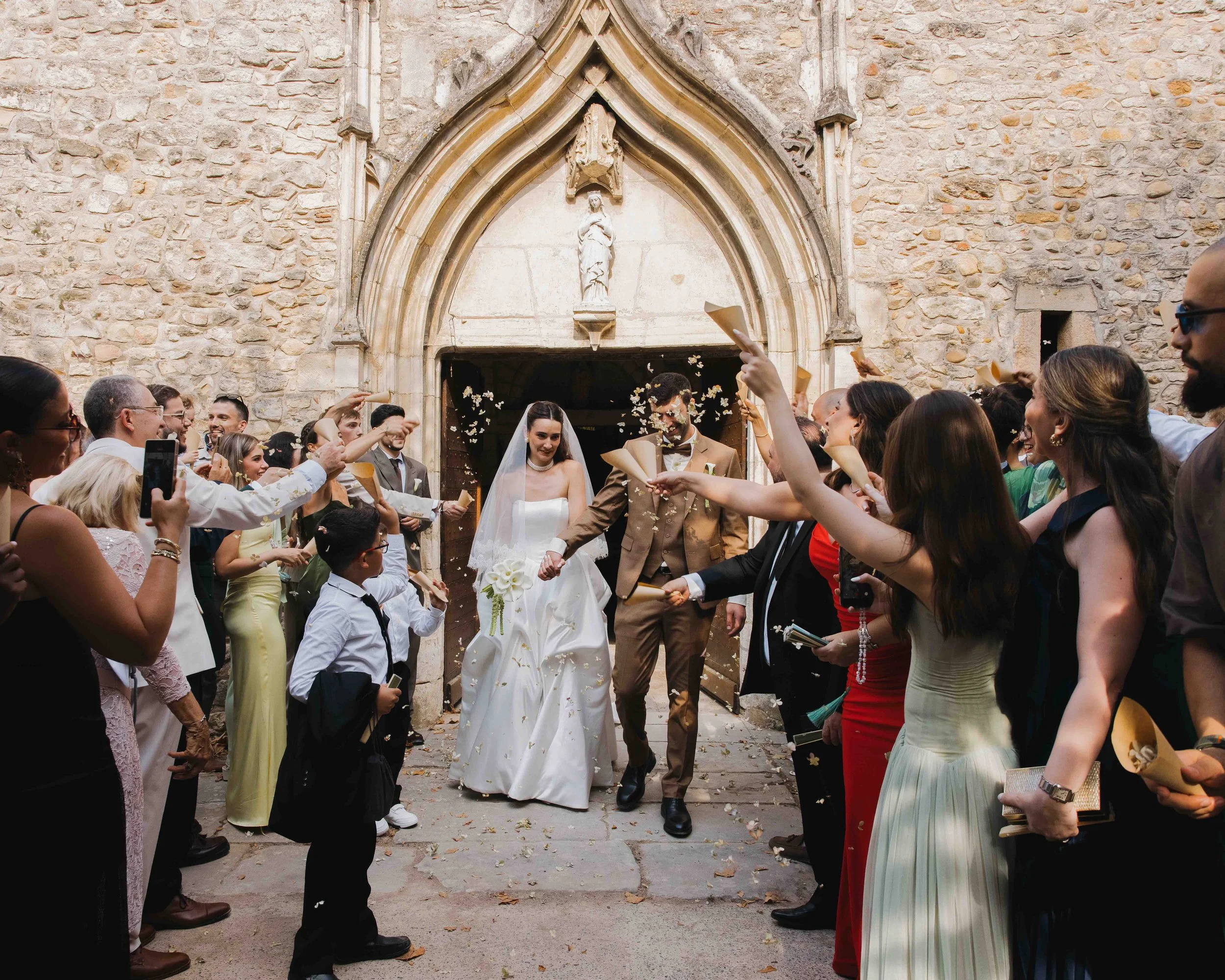 Mariage au chateau de Saint Bernard, mariage beaujolais, photographe mariage lyon, cérémonie religieuse, église de saint bernard 