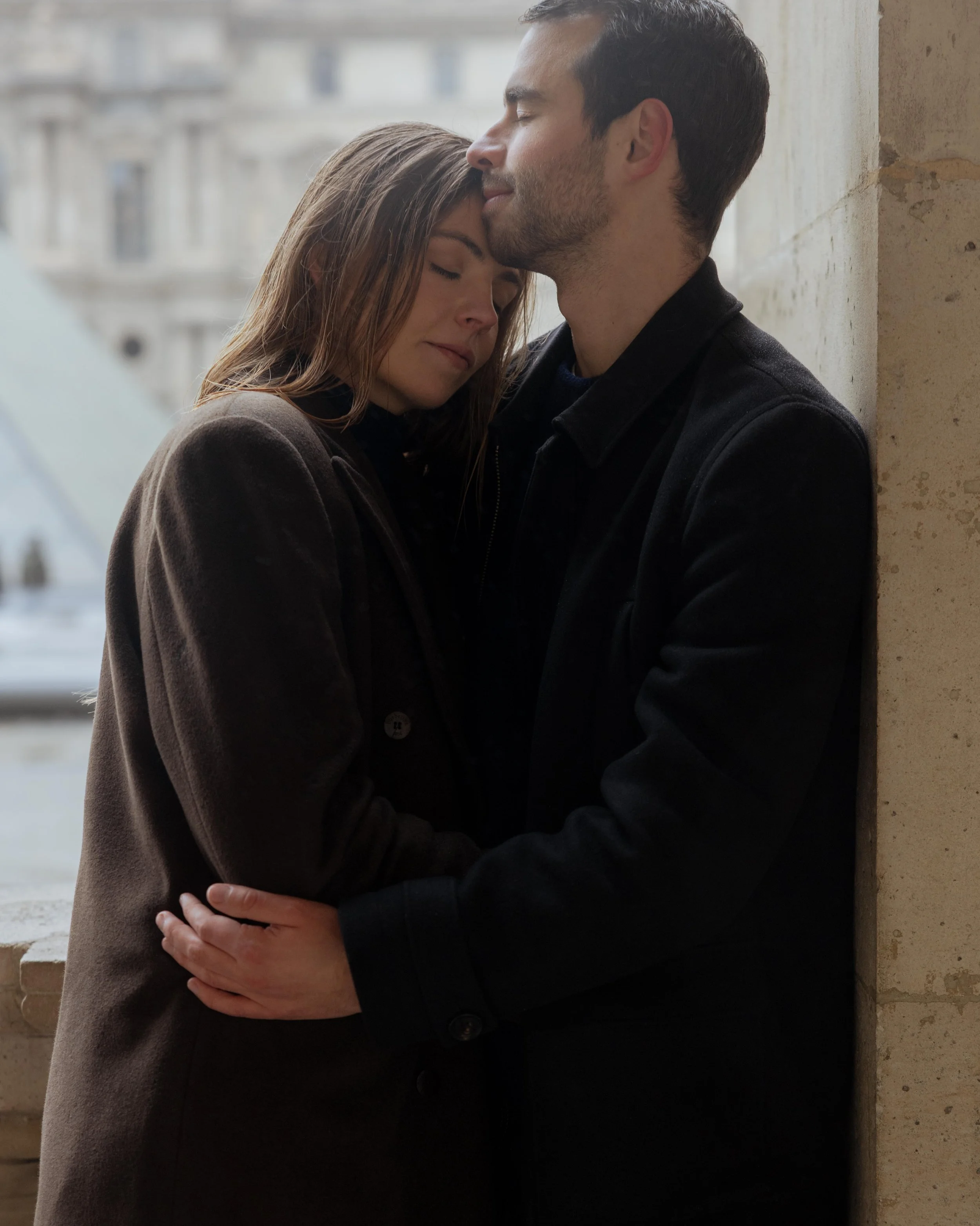 session-couple-paris-louvre-photographe-mariage-jeremy-talens-quai-seine