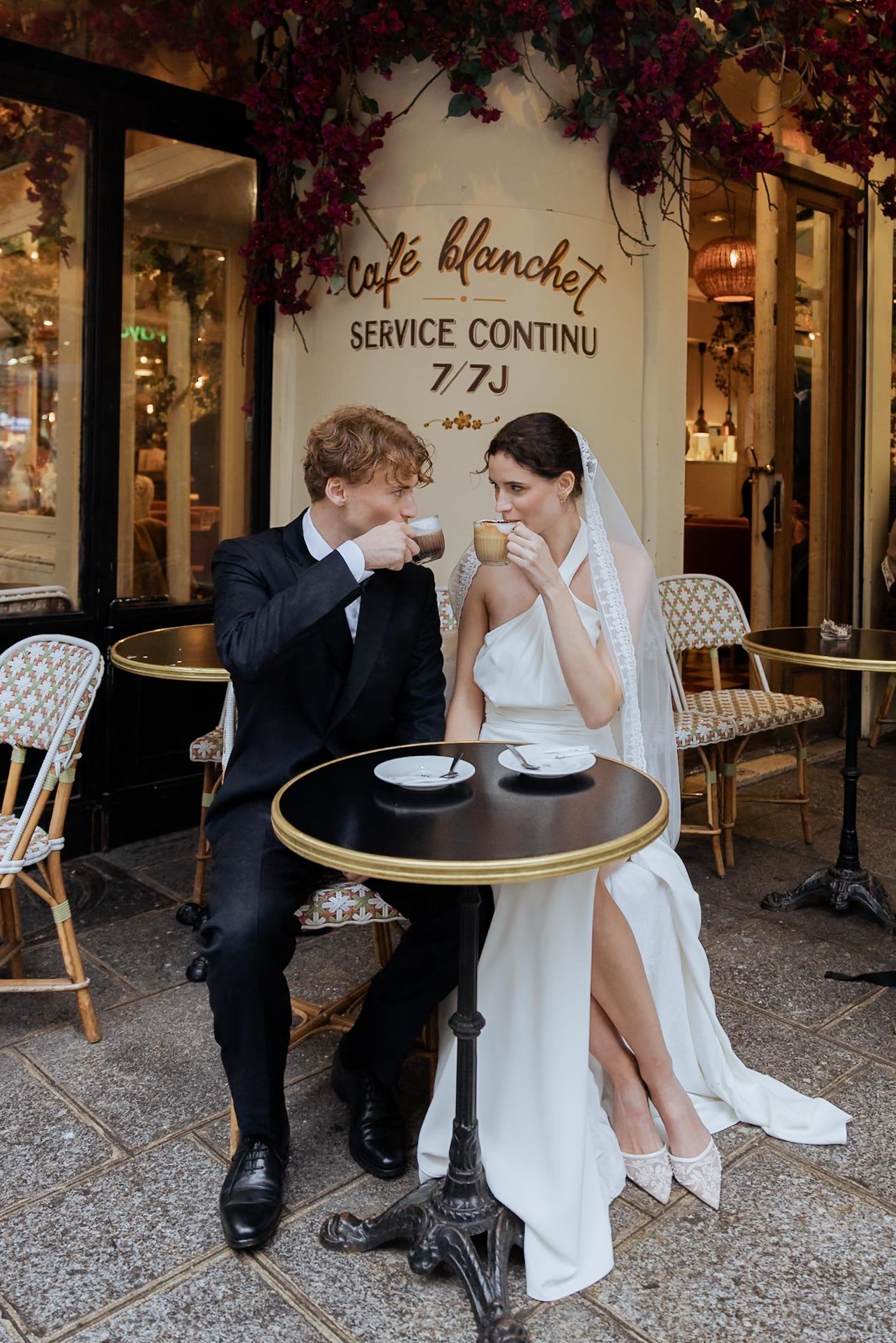session-engagement-paris-fiancailles-bague-robe-cafe-romantique-jeremy-talens-photographe-mariage