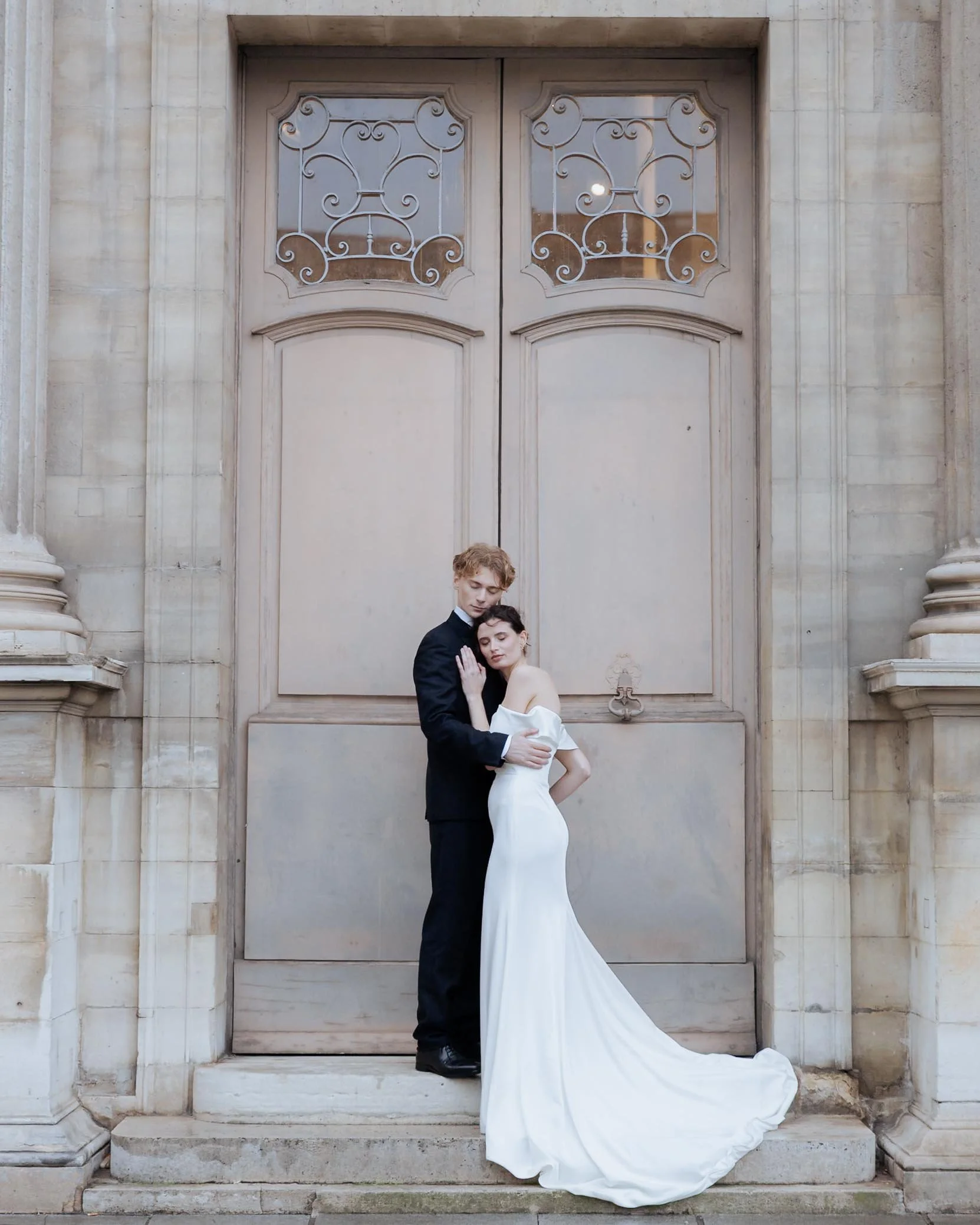 session-engagement-paris-fiancailles-bague-robe-louvre-monument-historique-jeremy-talens-photographe-mariage