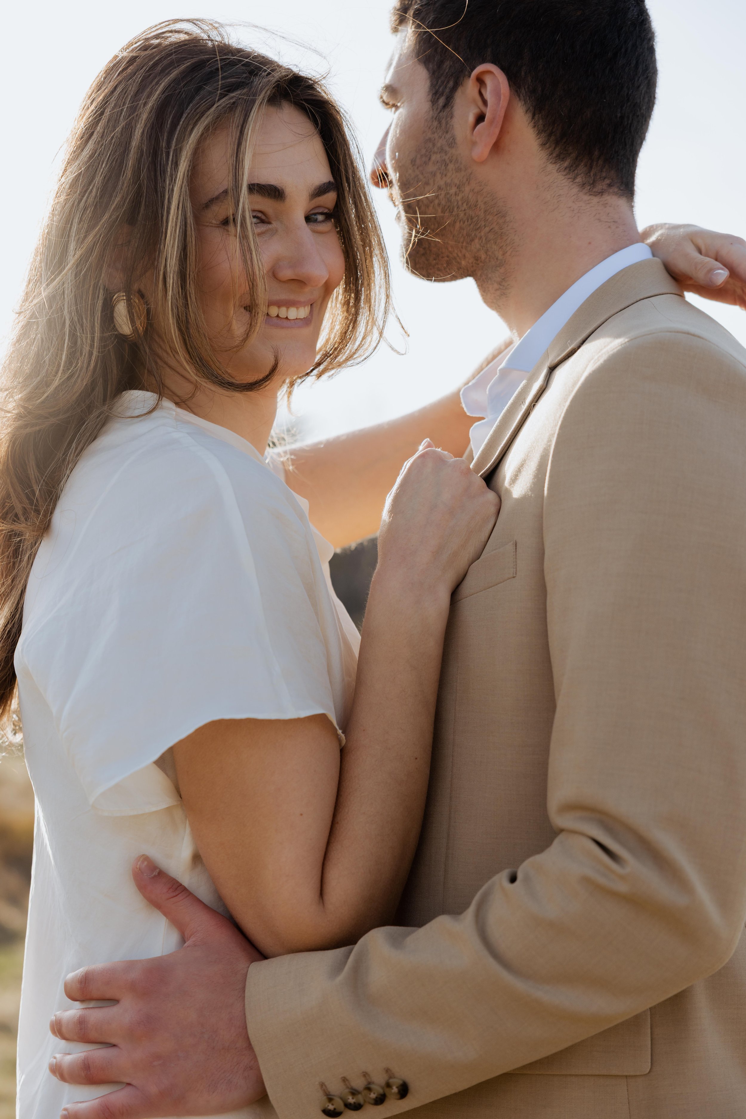 session-engagement-beaujolais-coucher-de-soleil-couple-fiancailles-bague-jeremy-talens