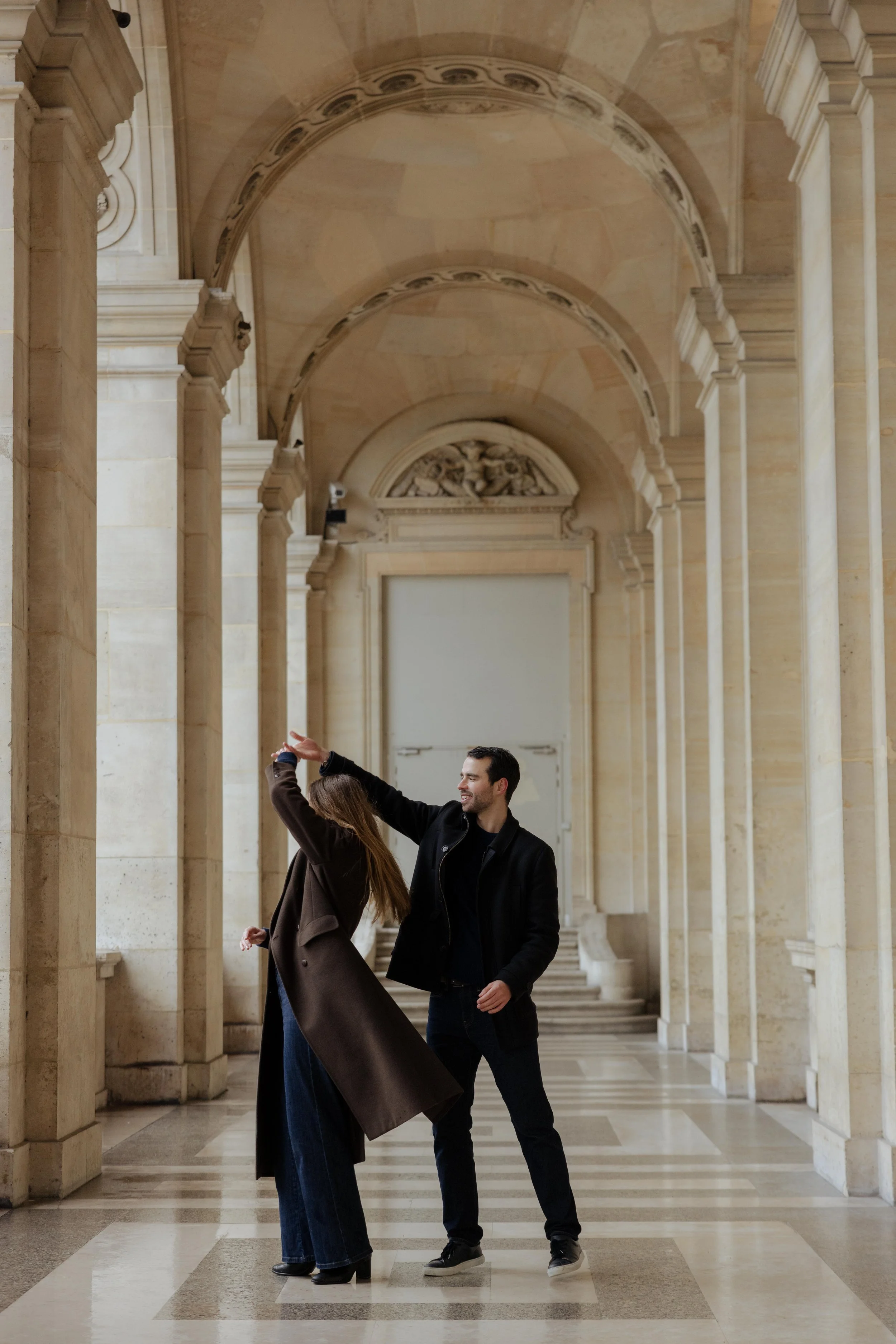 session-couple-paris-louvre-photographe-mariage-jeremy-talens-quai-seine