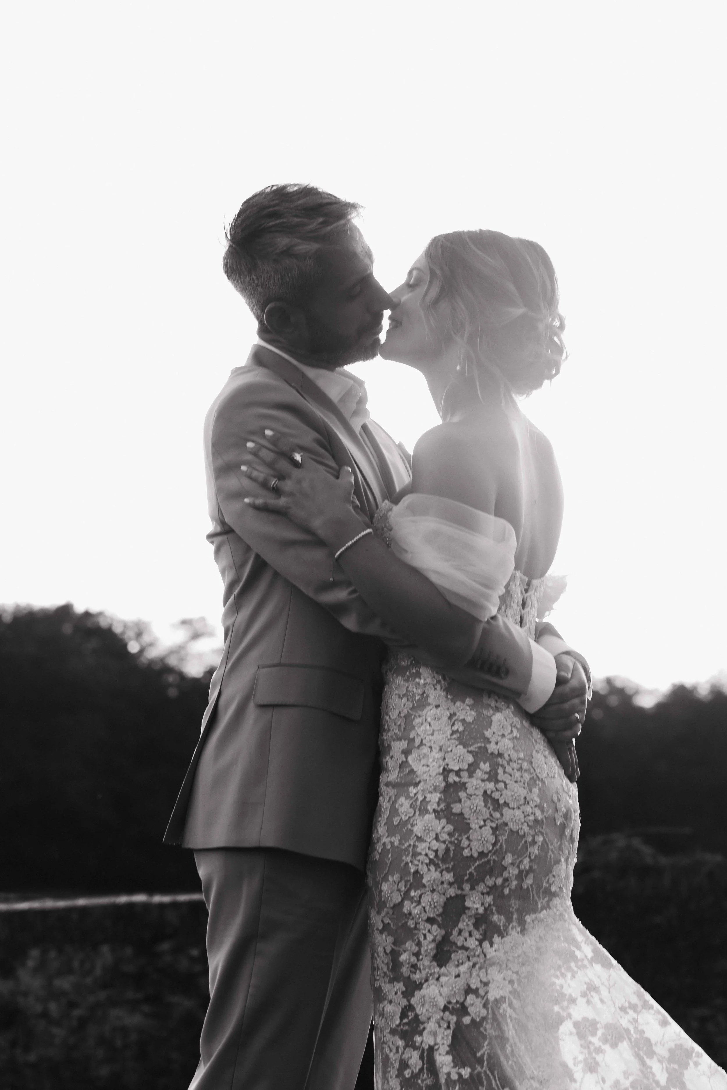 couple-marie-baiser-exterieur-noir-blanc-argentique-jeremy-talens-photographe-mariage-lyon
