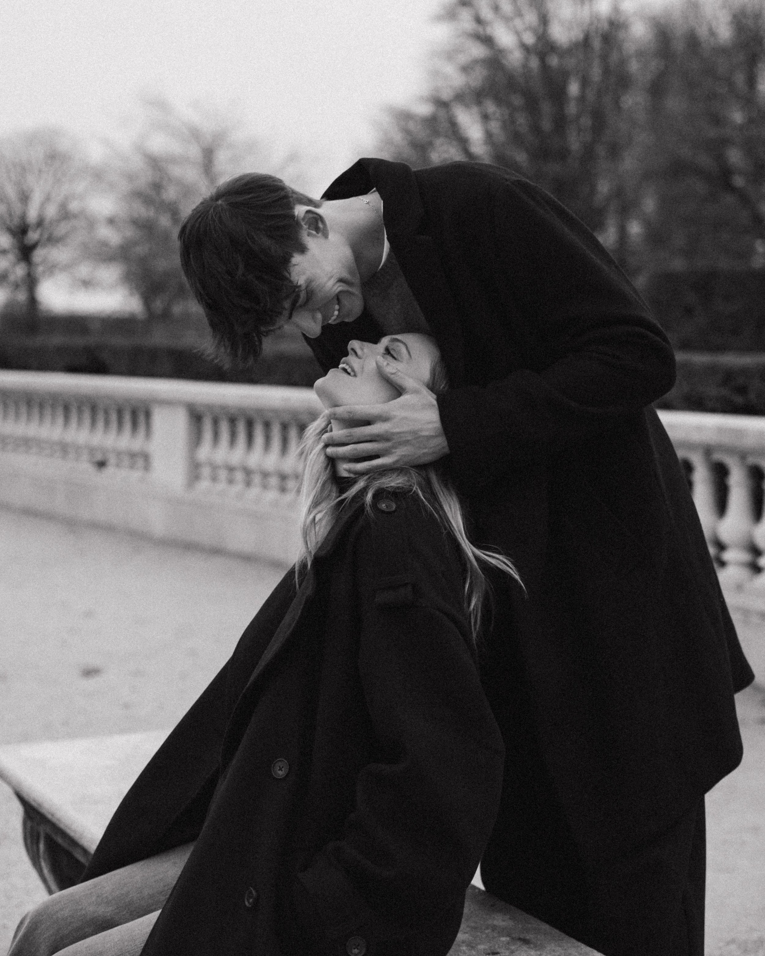 session-couple-paris-louvre-photographe-mariage-jeremy-talens-quai-seine