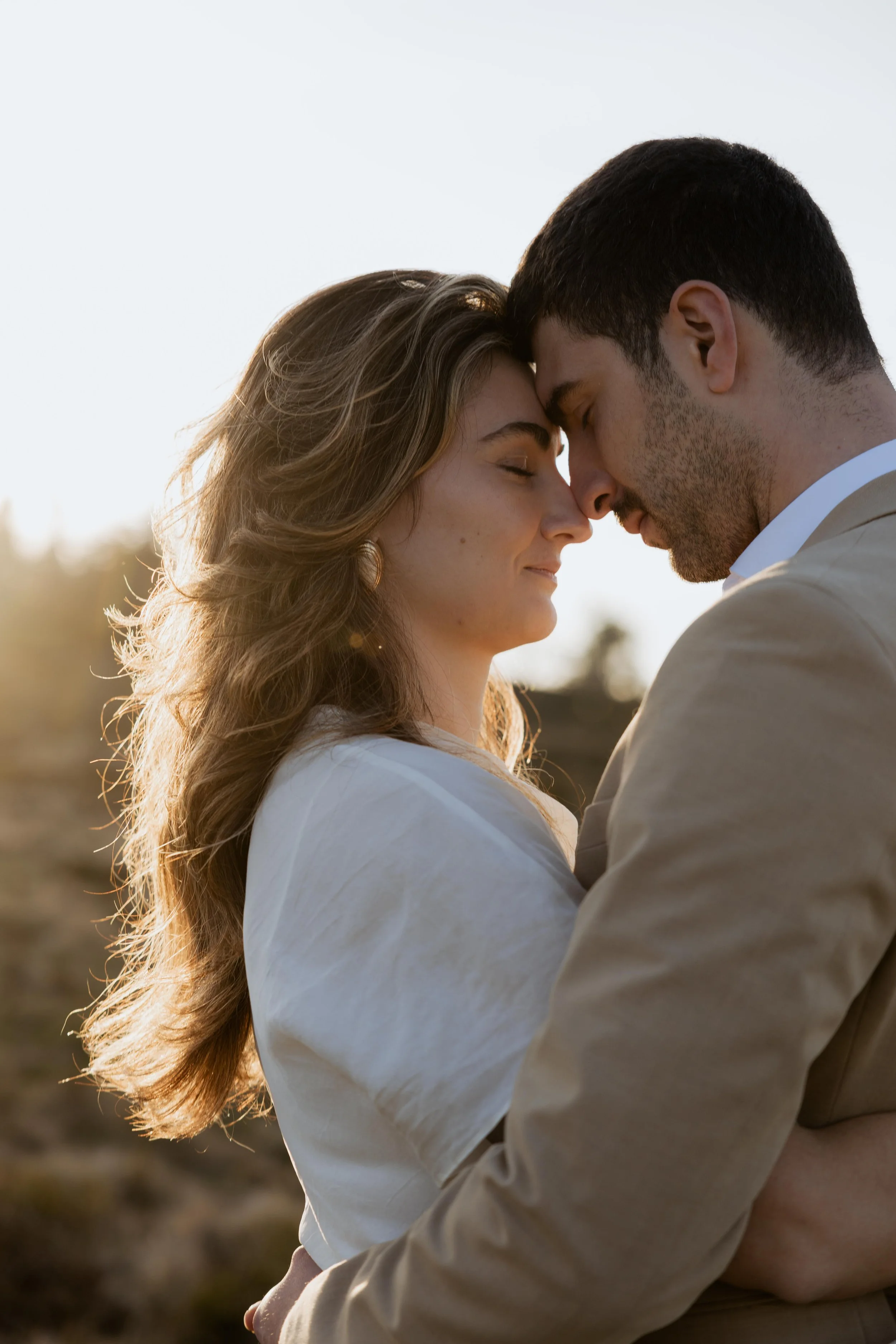session-engagement-beaujolais-coucher-de-soleil-couple-fiancailles-bague-jeremy-talens