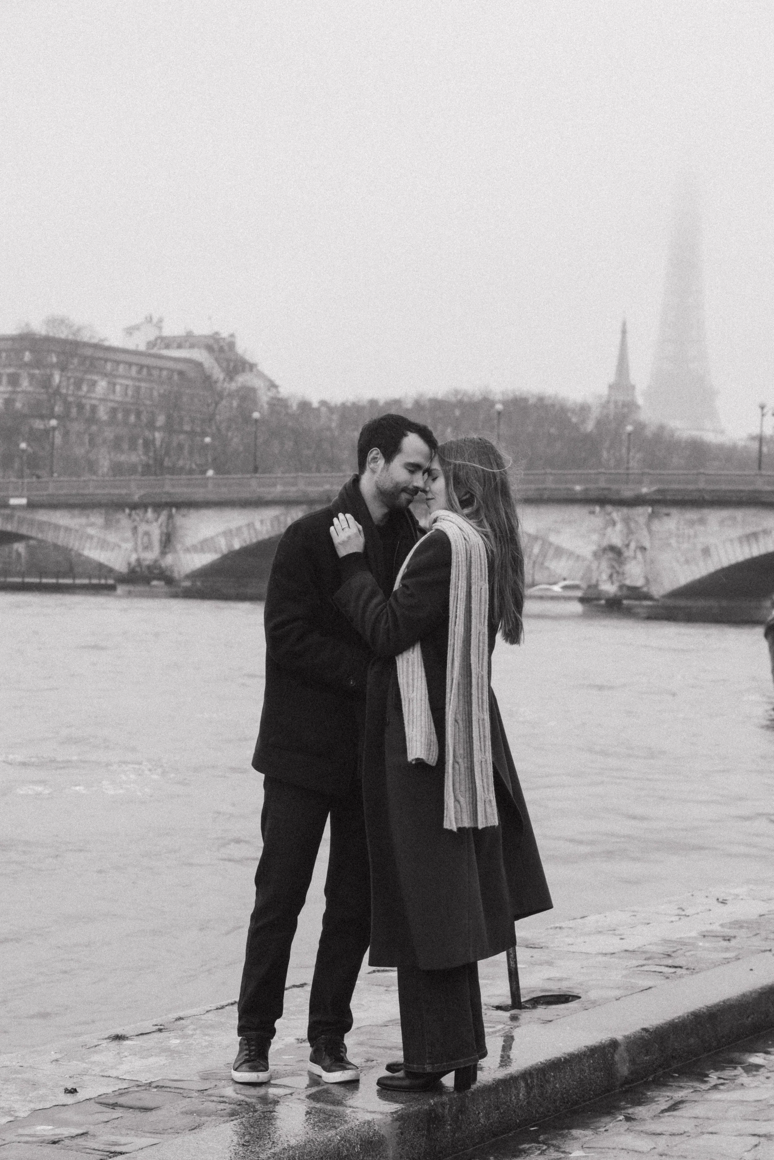 session-couple-paris-louvre-photographe-mariage-jeremy-talens-quai-seine